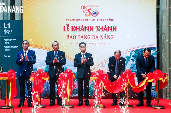 Các đại biểu cắt băng khánh thành Bảo tàng Đà Nẵng. Ảnh: ĐOÀN HẠO LƯƠNG