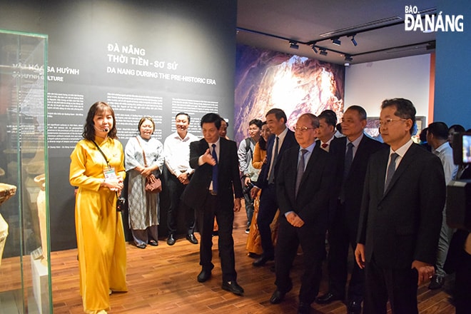 Thuyết minh viên giới thiệu các phòng trưng bày của Bảo tàng Đà Nẵng với lãnh đạo thành phố và khách tham quan. Ảnh: ĐOÀN HẠO LƯƠNG