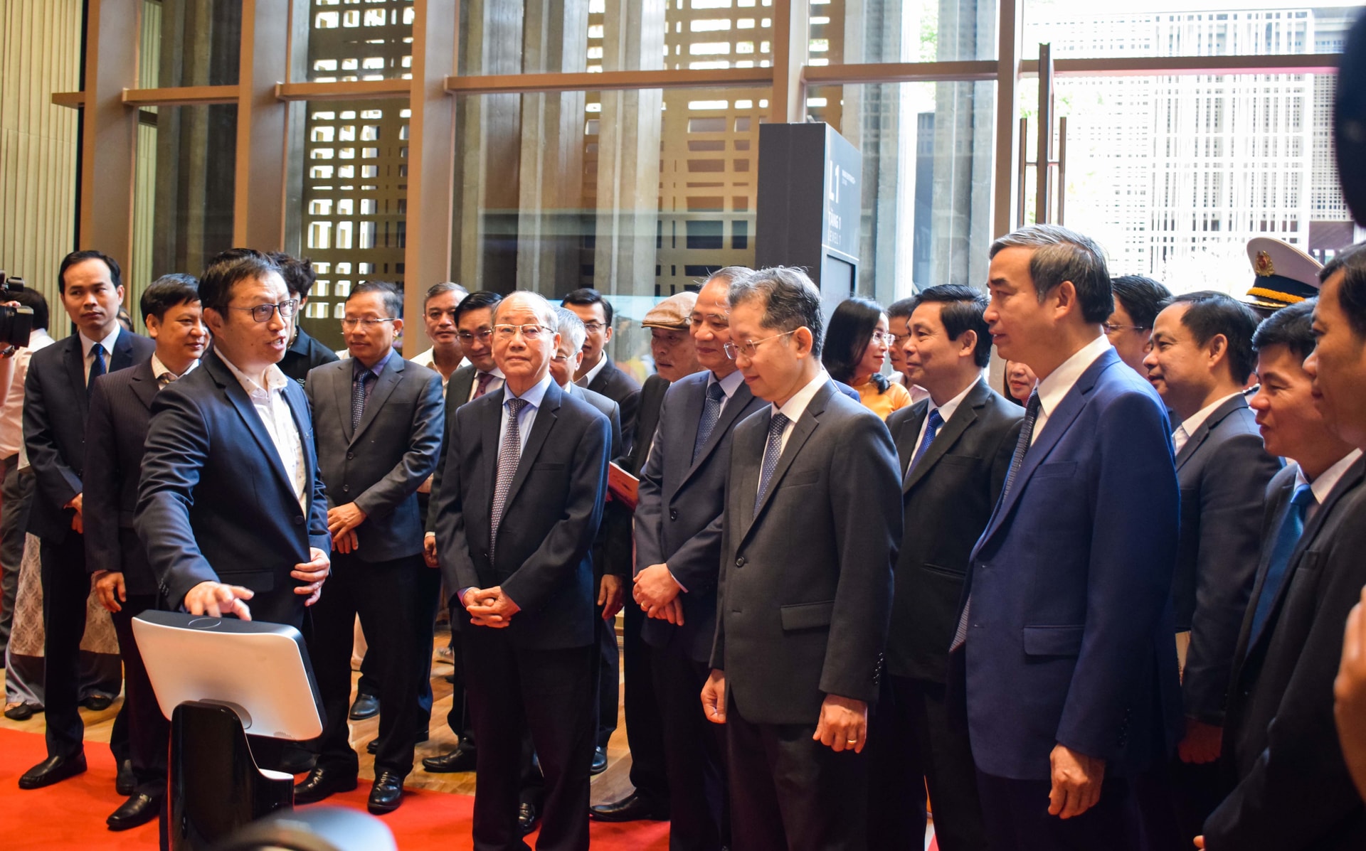 Thuyết minh viên giới thiệu các tiện ích và công năng hiện đại tại Bảo tàng Đà Nẵng với lãnh đạo thành phố và khách tham quan. Ảnh: ĐOÀN HẠO LƯƠNG