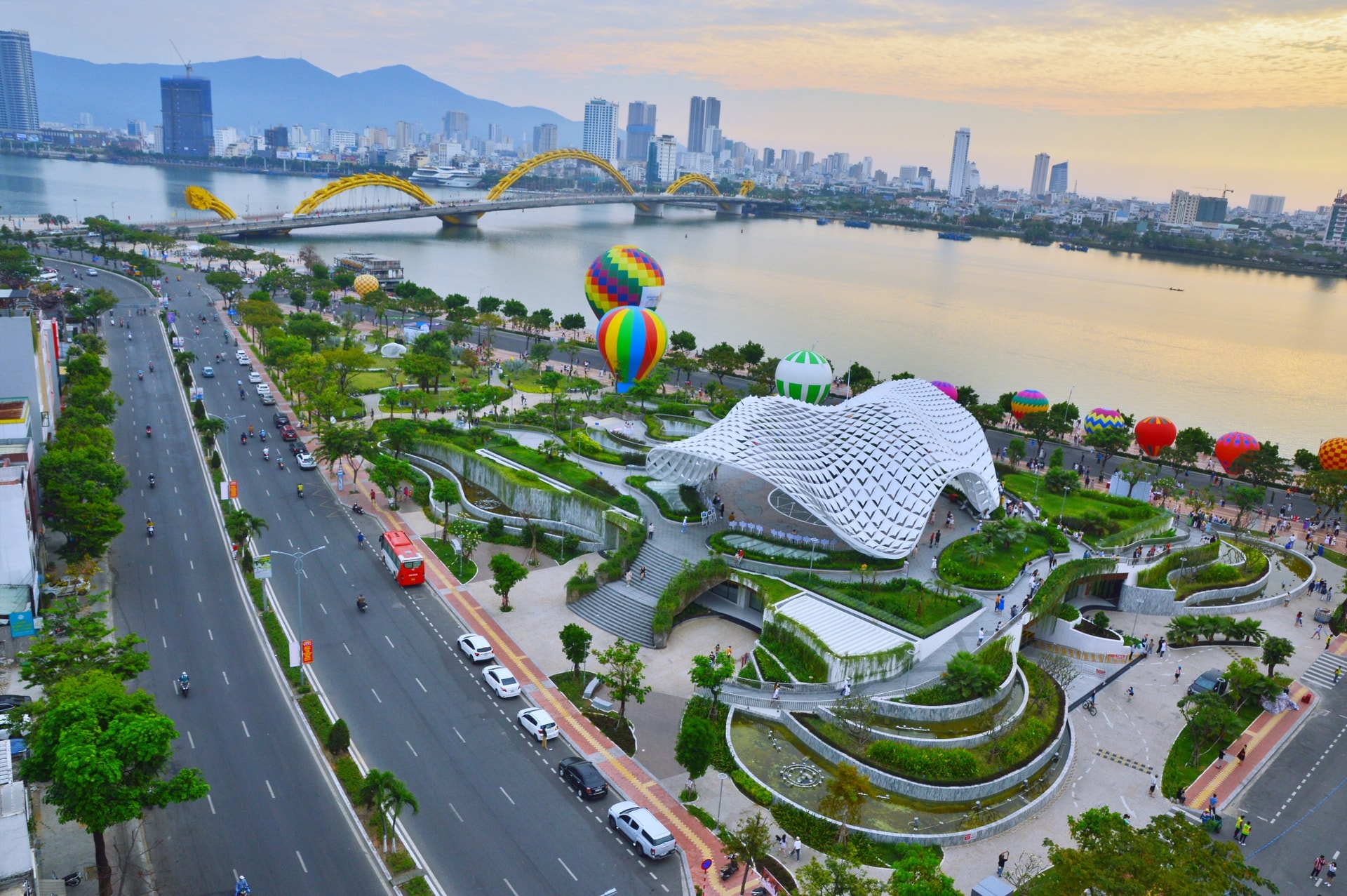 Tuyến phố đi bộ Bạch Đằng, công viên vườn tượng APEC ở bờ tây sông Hàn là nơi diễn ra nhiều sự kiện văn hóa, du lịch của thành phố.