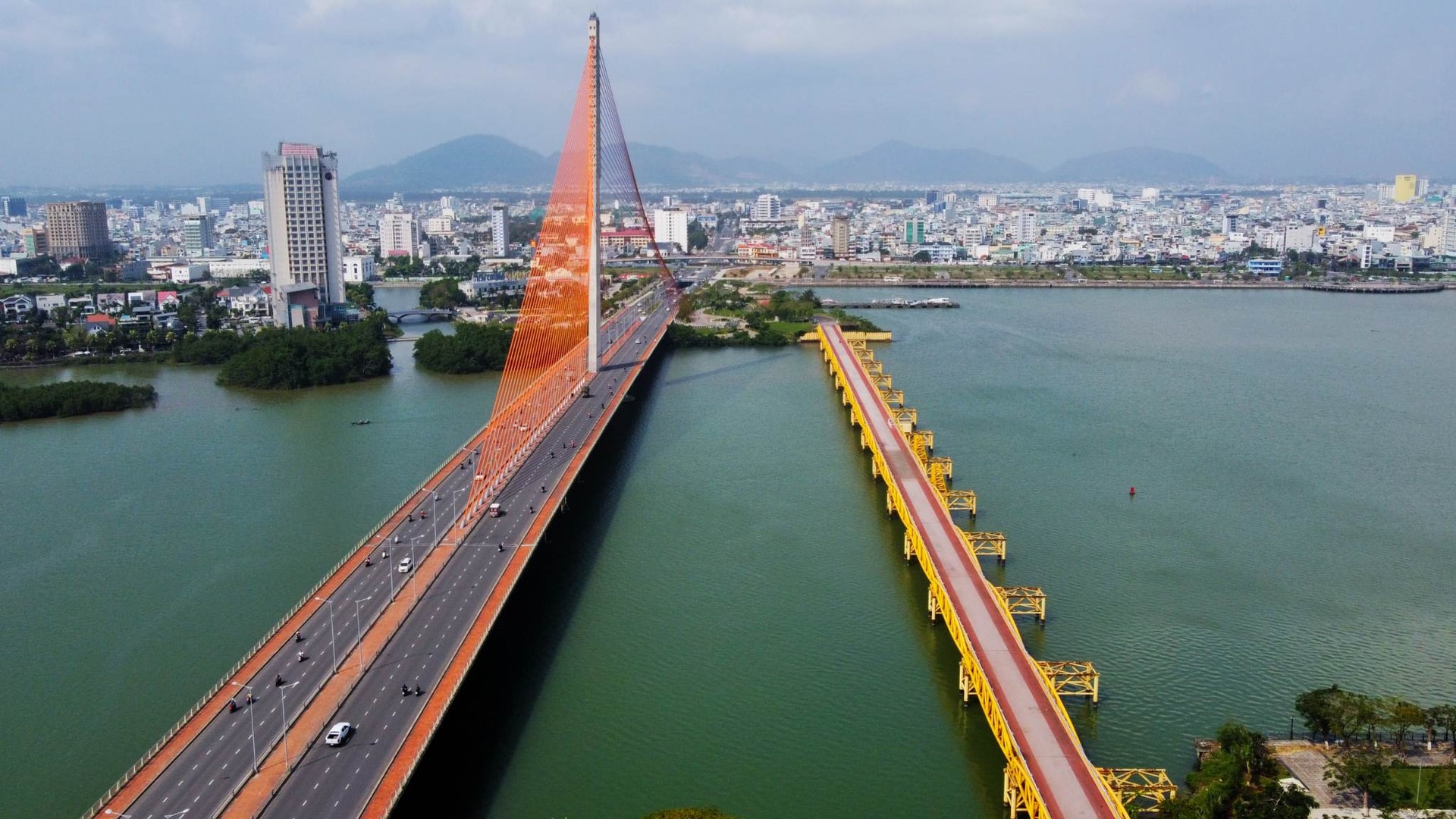 Cầu Trần Thị Lý và cầu Nguyễn Văn Trỗi nối liền không gian phố đi bộ hai bờ đông - tây sông Hàn.