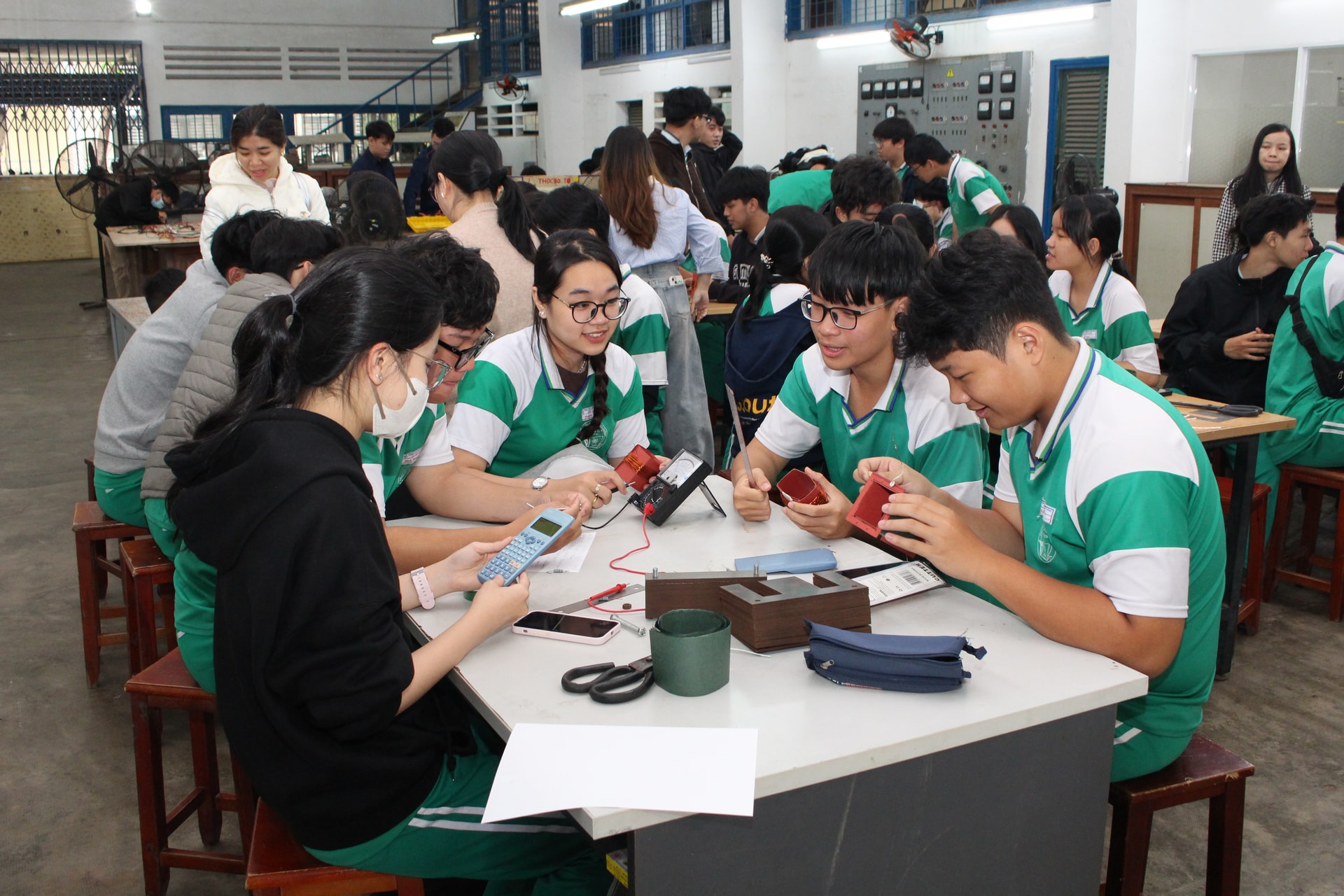 Học sinh trường THPT Ngô Quyền trải nghiệm các hoạt động STEM tại Trường Đại học Sư phạm Kỹ thuật, Đại học Đà Nẵng. Ảnh: THU HÀ