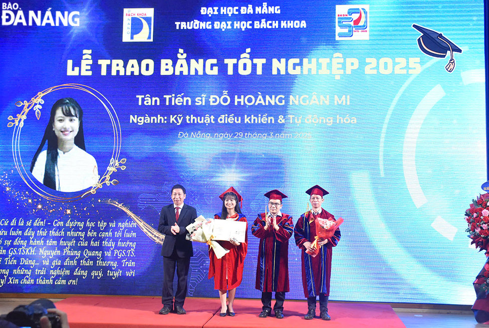Đại diện lãnh đạo Trường Đại học Bách khoa trao bằng cho các tân Tiến sĩ. Ảnh: THU HÀ