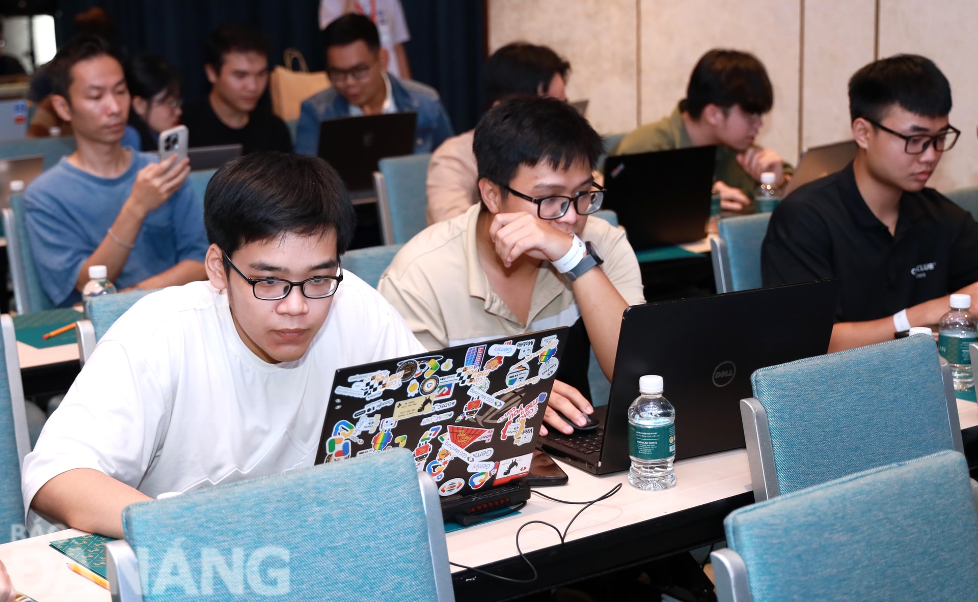 Các lập trình viên thực hành ứng dụng trí tuệ nhân tạo. Ảnh: M.QUẾ