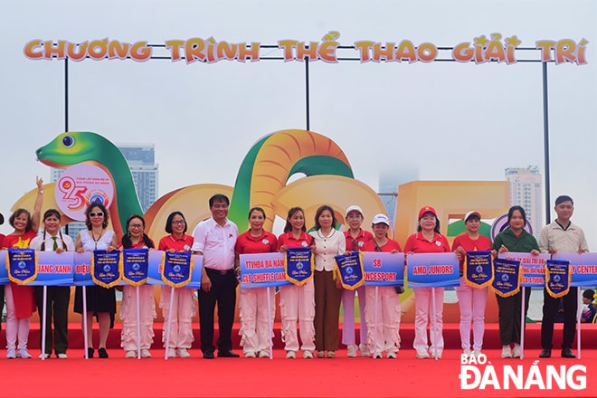 Ban tổ chức tặng cờ lưu niệm cho các đơn vị tham dự sư kiện.