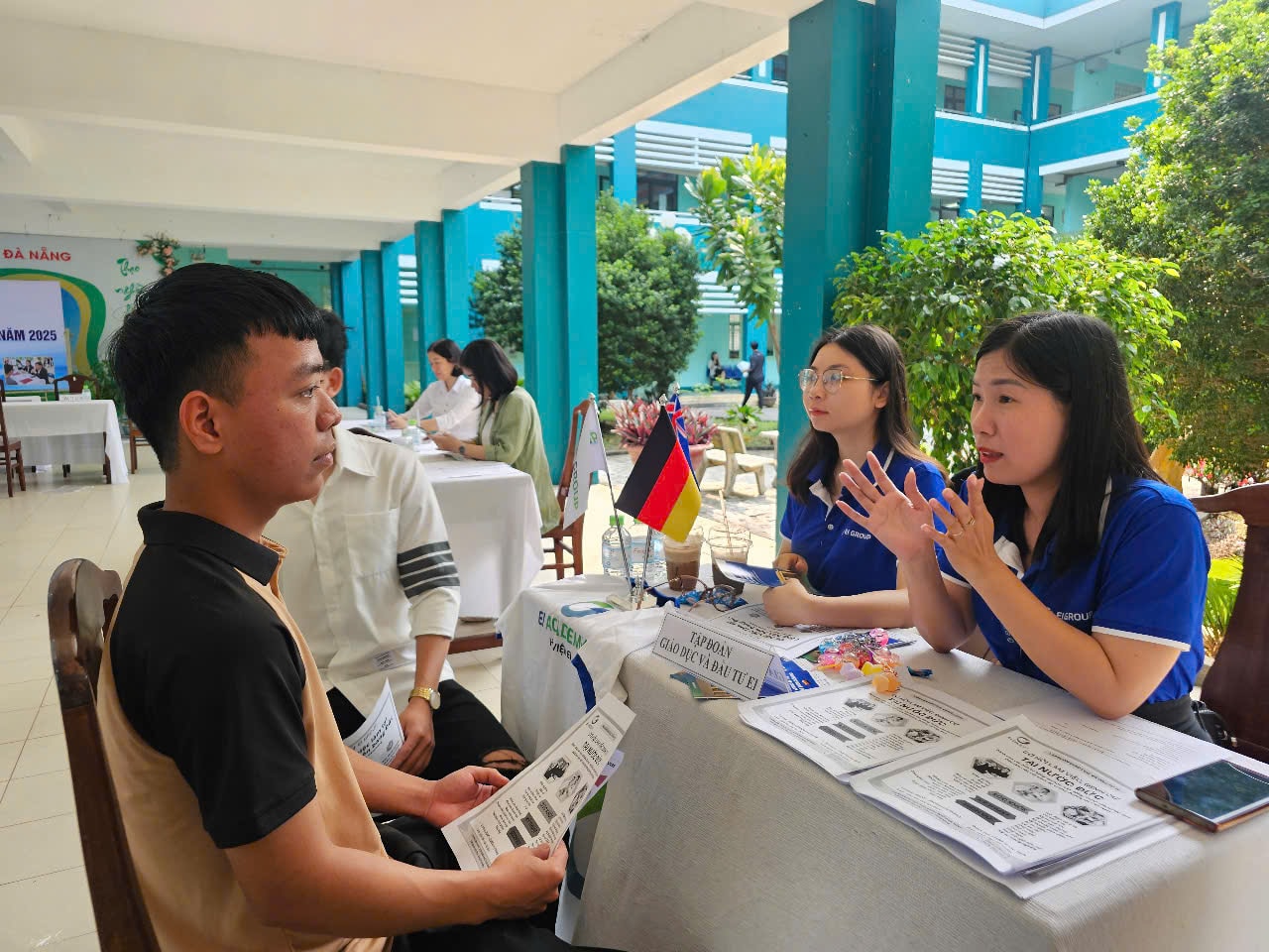 Doanh nghiệp tham gia tư vấn, giới thiệu việc làm cho sinh viên Trường Cao đẳng nghề Đà Nẵng ngay sau lễ tốt nghiệp. Ảnh: LAM PHƯƠNG