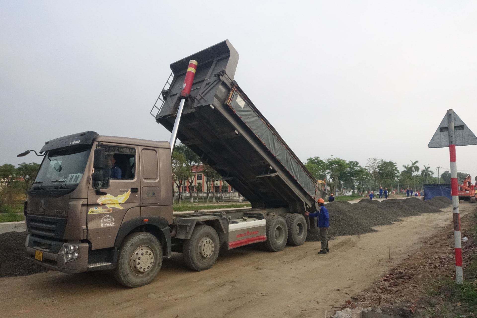 Việc tăng giá đá xây dựng, trong đó có đá cấp phối đá dăm gây khó khăn cho các nhà thầu, chủ đầu tư triển khai các công trình trọng điểm. TRONG ẢNH: Nguồn đá xây dựng được huy động để thi công mở rộng quốc lộ 14B.Ảnh: HOÀNG HIỆP