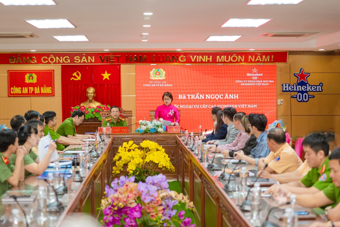 Bà Trần Ngọc Ánh- Giám đốc Ngoại vụ cấp cao HEINEKEN Việt Nam phát biểu tại buổi lễ ký kết biên bản ghi nhớ cùng Công an Thành phố Đà Nẵng. Nguồn ảnh: HEINEKEN Việt Nam