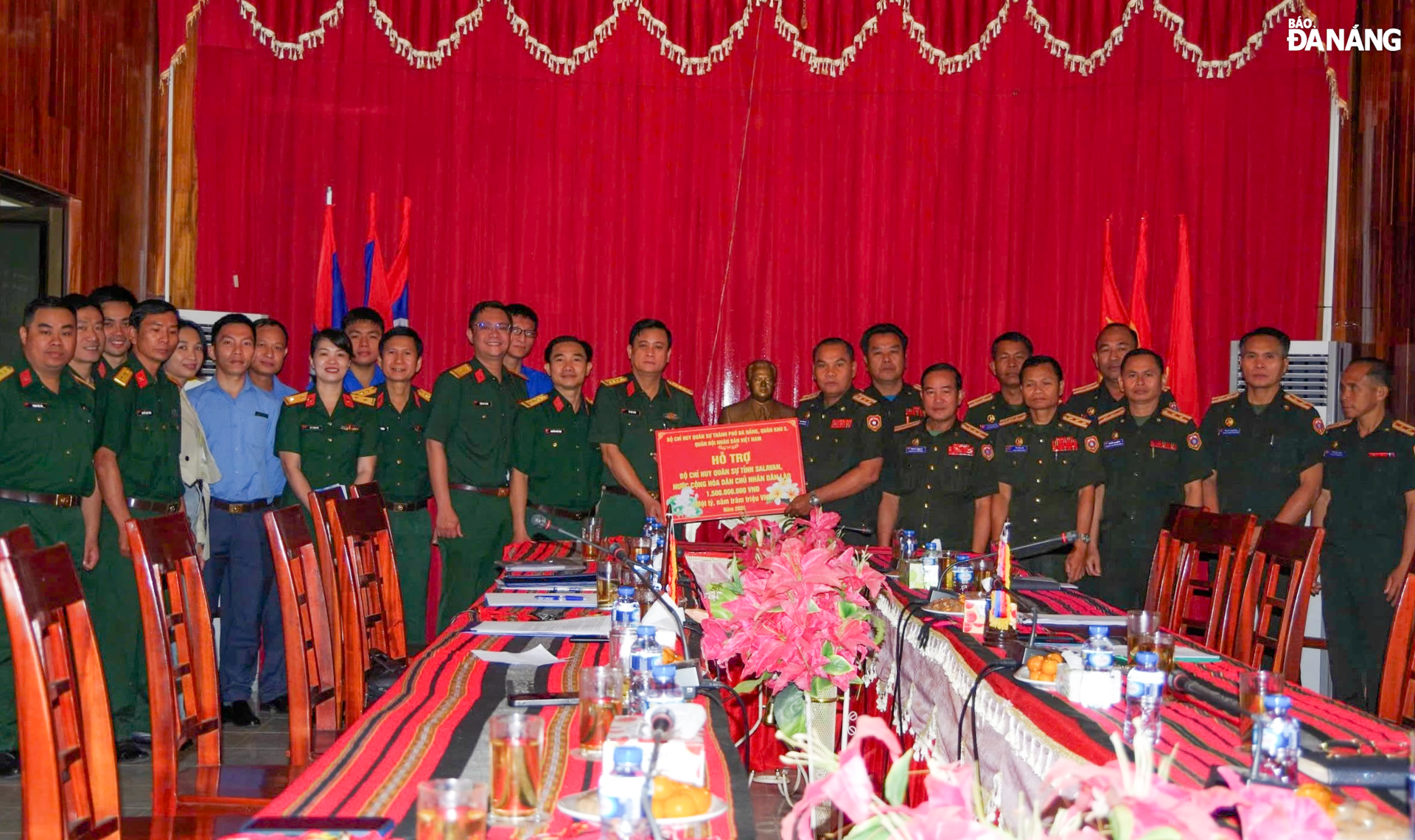 Bộ Chỉ huy Quân sự thành phố chúc Tết và hỗ trợ kinh phí giúp Bộ Chỉ huy Quân sự tỉnh Salavan xây dựng công trình hạ tầng cơ sở. Ảnh: HOÀNG TUẤN