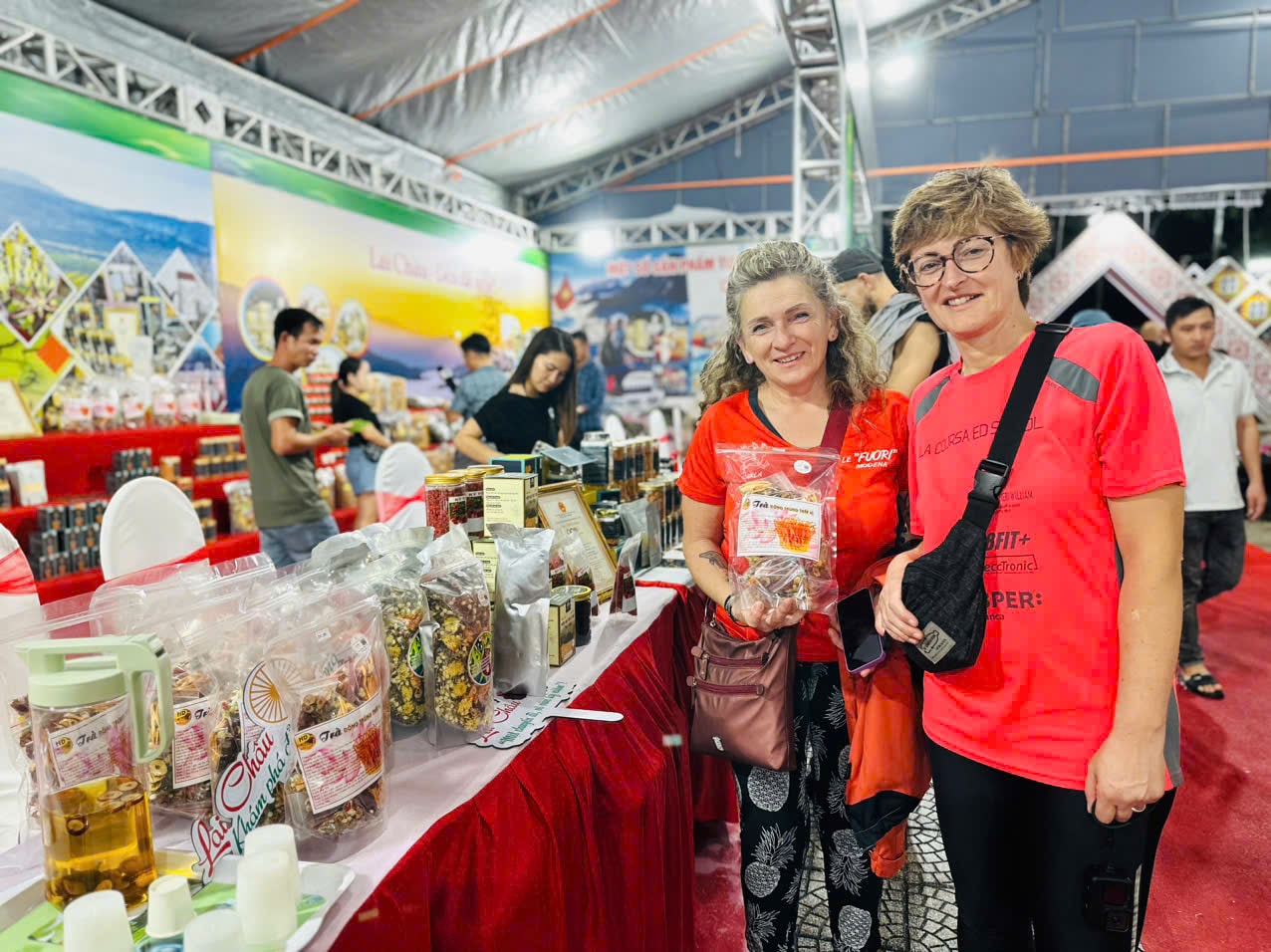 Du khách trải nghiệm khám phá các hoạt động trên địa bàn thành phố. Ảnh: NGỌC HÀ