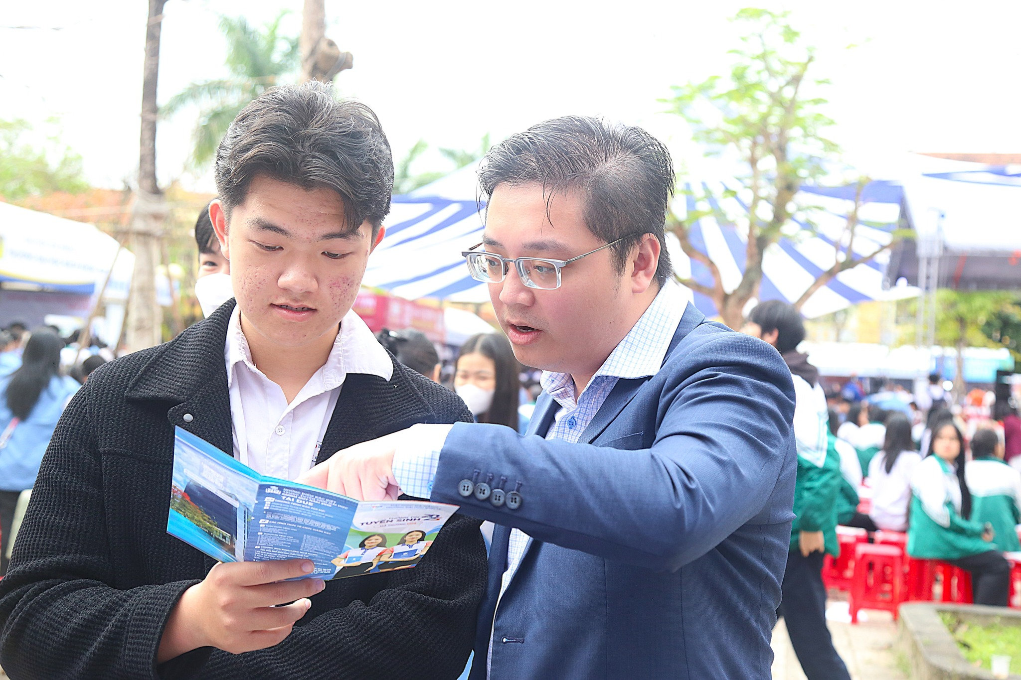 Để thu hút học sinh lựa chọn, theo học các ngành mới mở, các trường đại học trên địa bàn thành phố tăng cường công tác tư vấn tuyển sinh. Trong ảnh: Trường Đại học Kinh tế triển khai hoạt động tư vấn tuyển sinh đầu tháng 3. Ảnh: THU HÀ