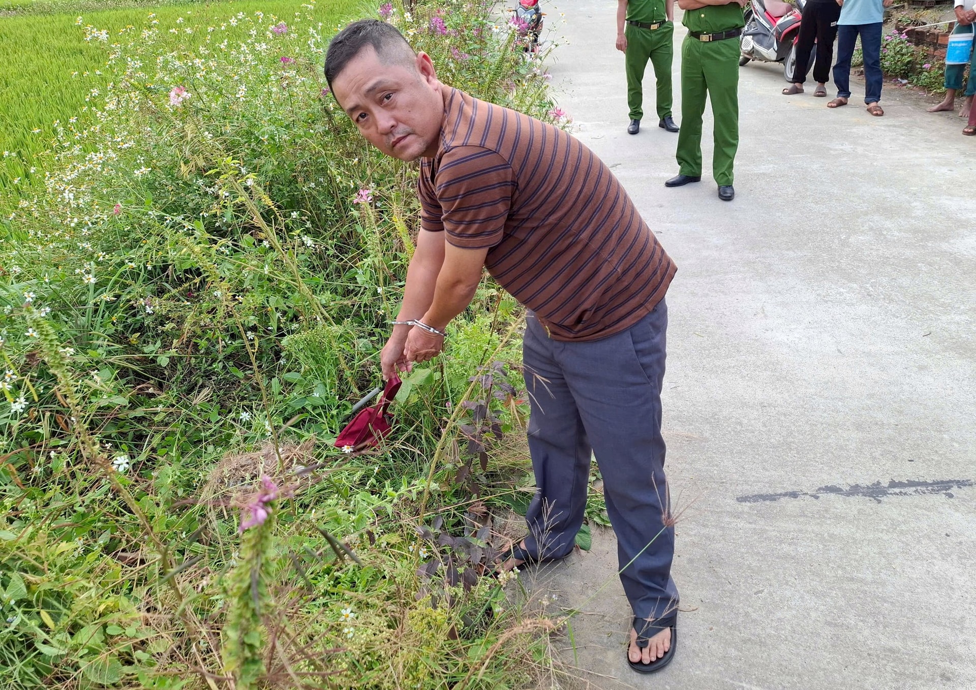 Đối tượng Trần Quốc Linh chỉ nơi vứt túi xách bà S - Ảnh: Công an phường Điện Minh
