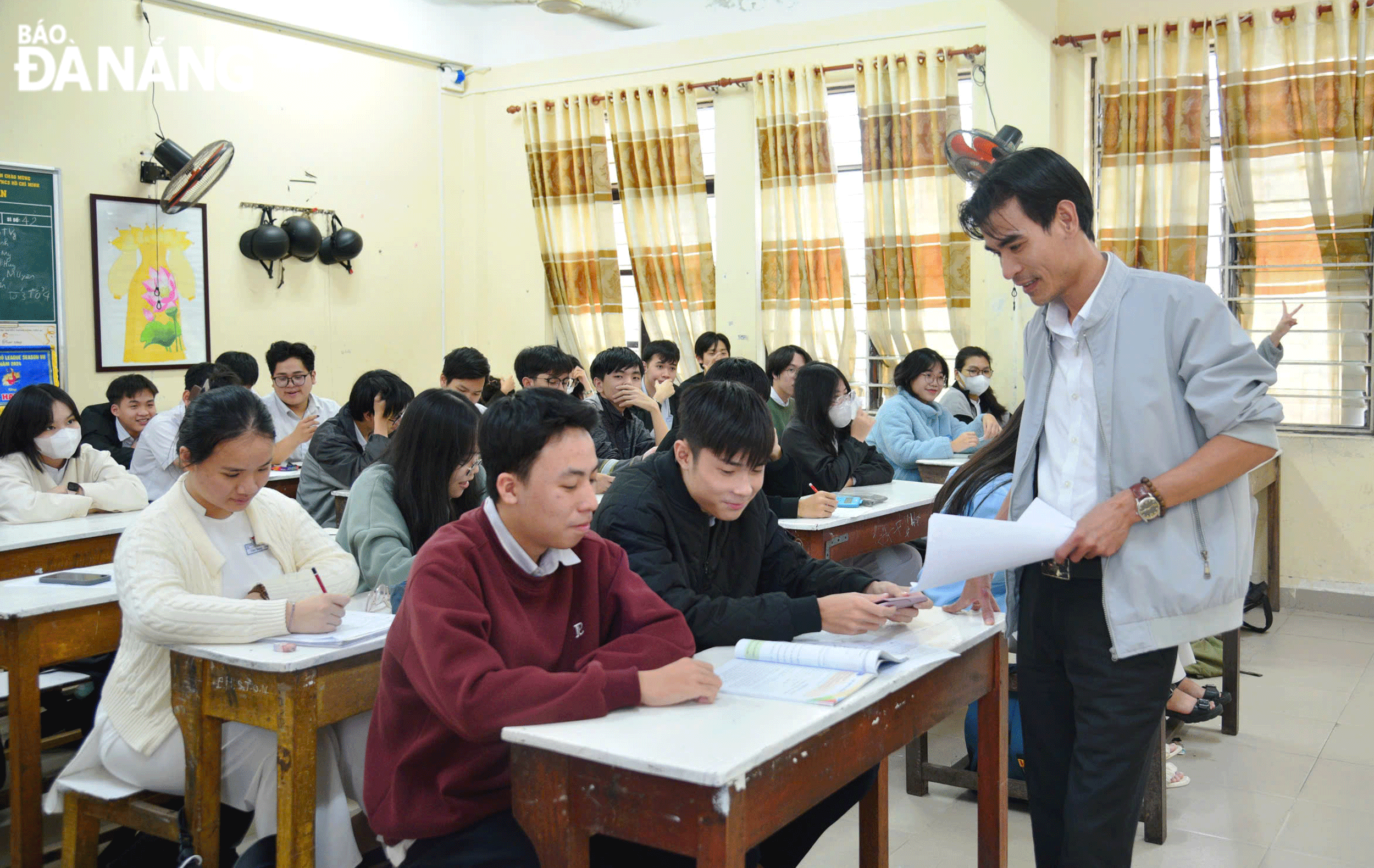 Học sinh lớp 12 Trường THPT Trần Phú trong một tiết học đầu học kỳ 2, năm học 2024-2025. Ảnh: KHÔI NGUYÊN