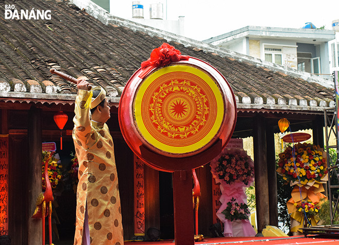 Chủ tịch UBND quận Hải Châu Hồ Thuyên đánh trống khai mạc lễ hội. Ảnh: ĐOÀN HẠO LƯƠNG