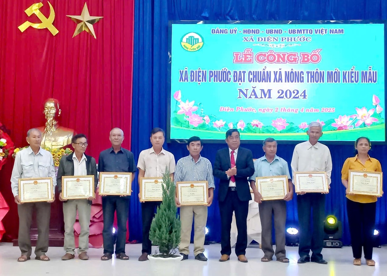 khen-thuong-8-ca-nhan(1).jpg