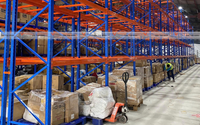 Lắp đặt kệ tùy vào hàng hóa lưu trữ nặng hay nhẹ.