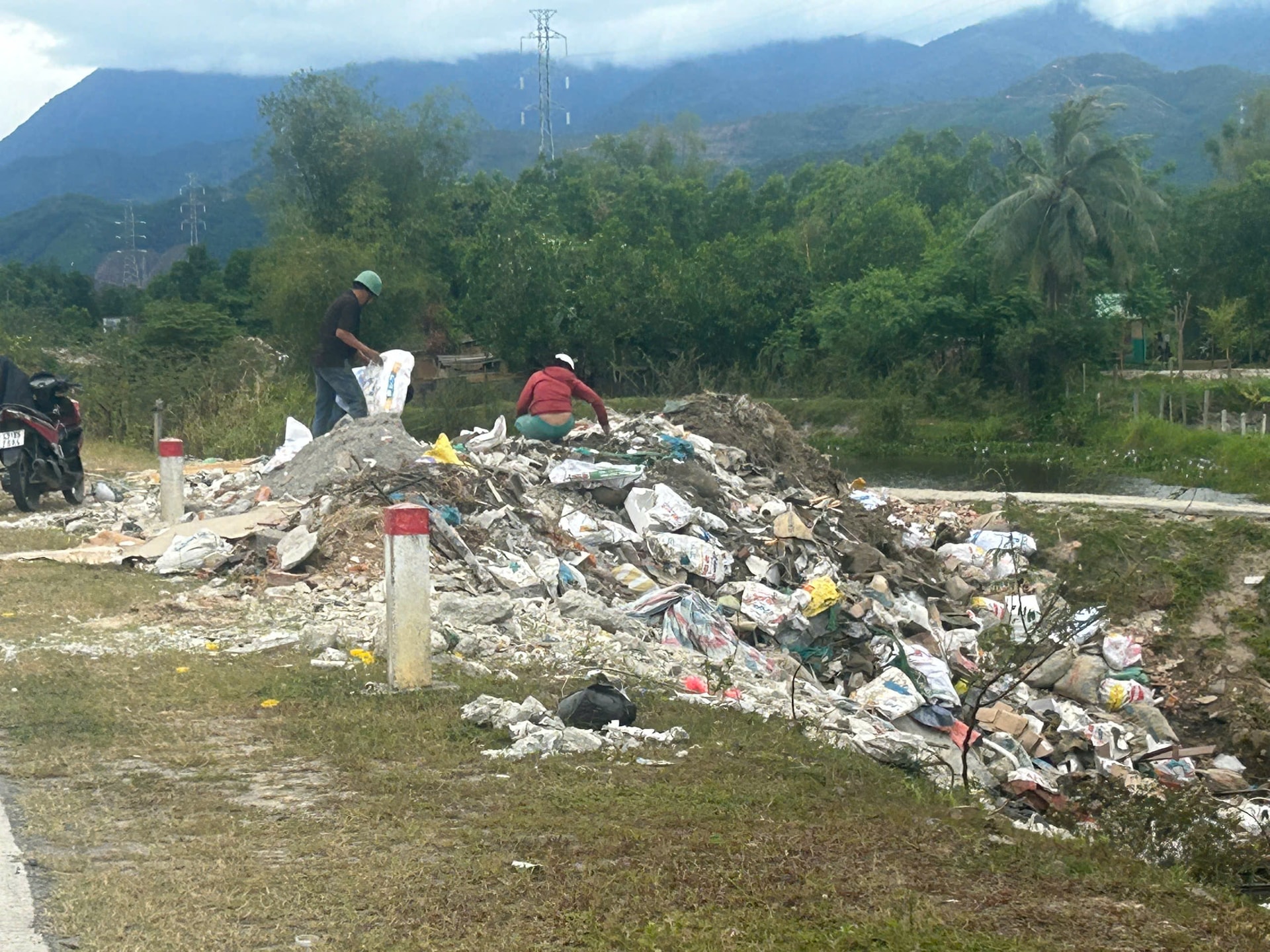 Người dân đổ trộm xà bần trên đường vành đai phía tây, gây ô nhiễm môi trường.  Ảnh: N.V