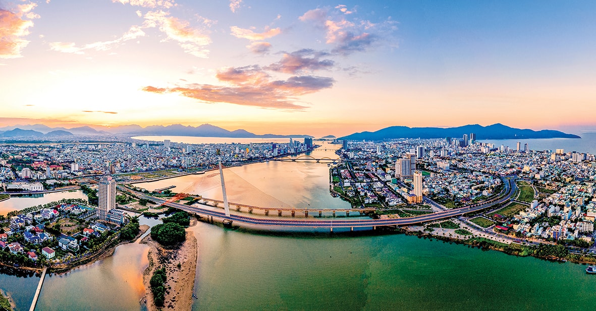 Kinh tế thành phố Đà Nẵng tăng trưởng hai con số là điều kiện thuận lợi để hướng đến mục tiêu tăng trưởng trên 10% cho cả năm 2025. TRONG ẢNH: 