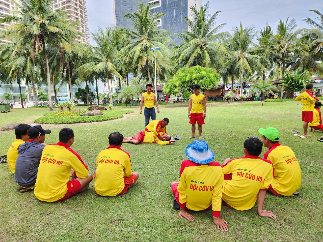 Ban Quản lý bán đảo Sơn Trà và các bãi biển du lịch Đà Nẵng phối hợp các tổ chức, hiệp hội tập huấn nâng cao kỹ năng, nghiệp vụ cho nhân viên cứu hộ. Ảnh: TRẦN TRÚC