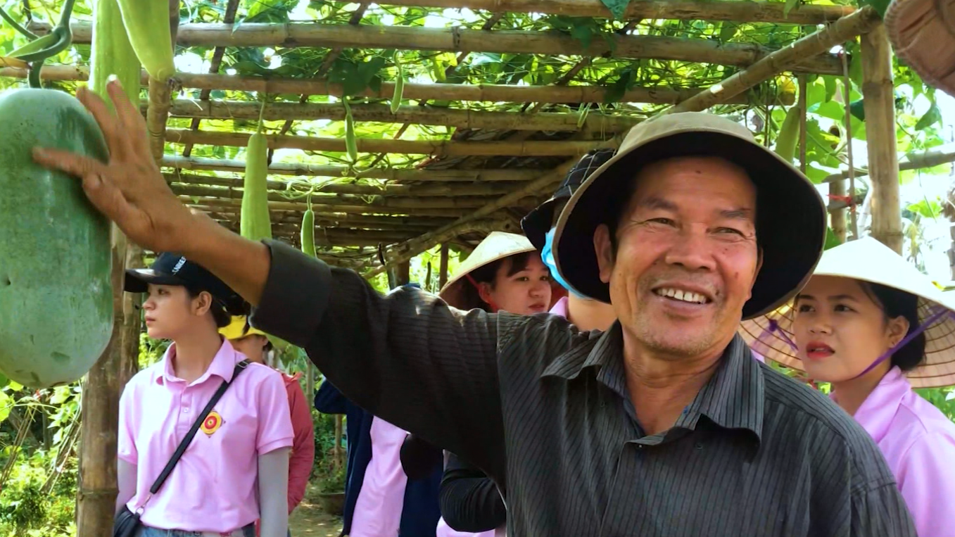 Nông dân Nguyễn Văn Chức giới thiệu nghề nông với sinh viên. Ảnh: QUỐC HẢI