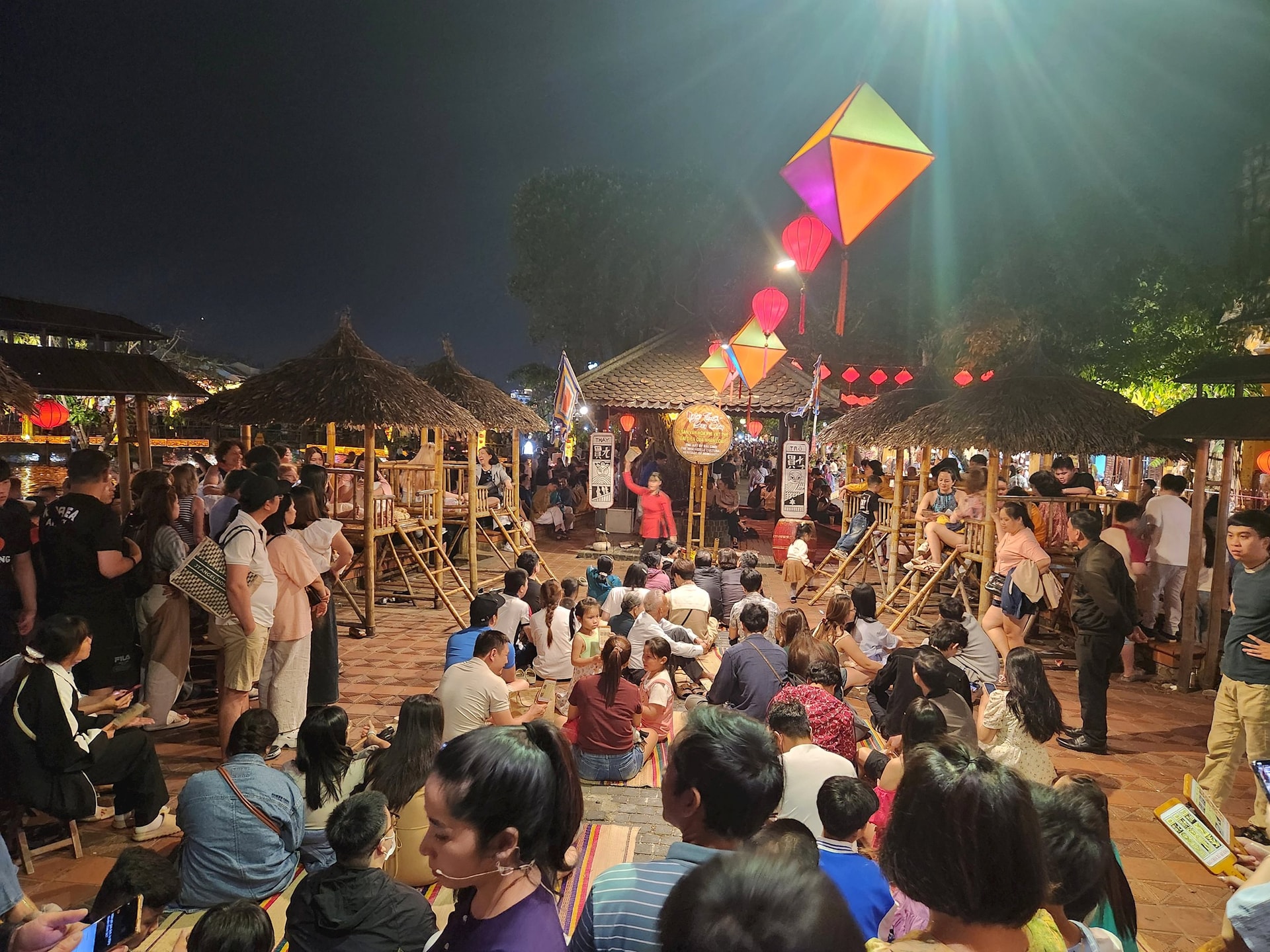 ទេសចរណ៍វប្បធម៌គឺជាកម្លាំងរបស់ខេត្ត Quang Nam។ នៅក្នុងរូបថត៖ ល្បែង Bai Choi ត្រូវបានប្រារព្ធឡើងជារៀងរាល់យប់នៅទីក្រុងបុរាណ Hoi An ដែលទាក់ទាញភ្ញៀវទេសចរក្នុងស្រុក និងបរទេស។ រូបថត៖ QUOC TUAN