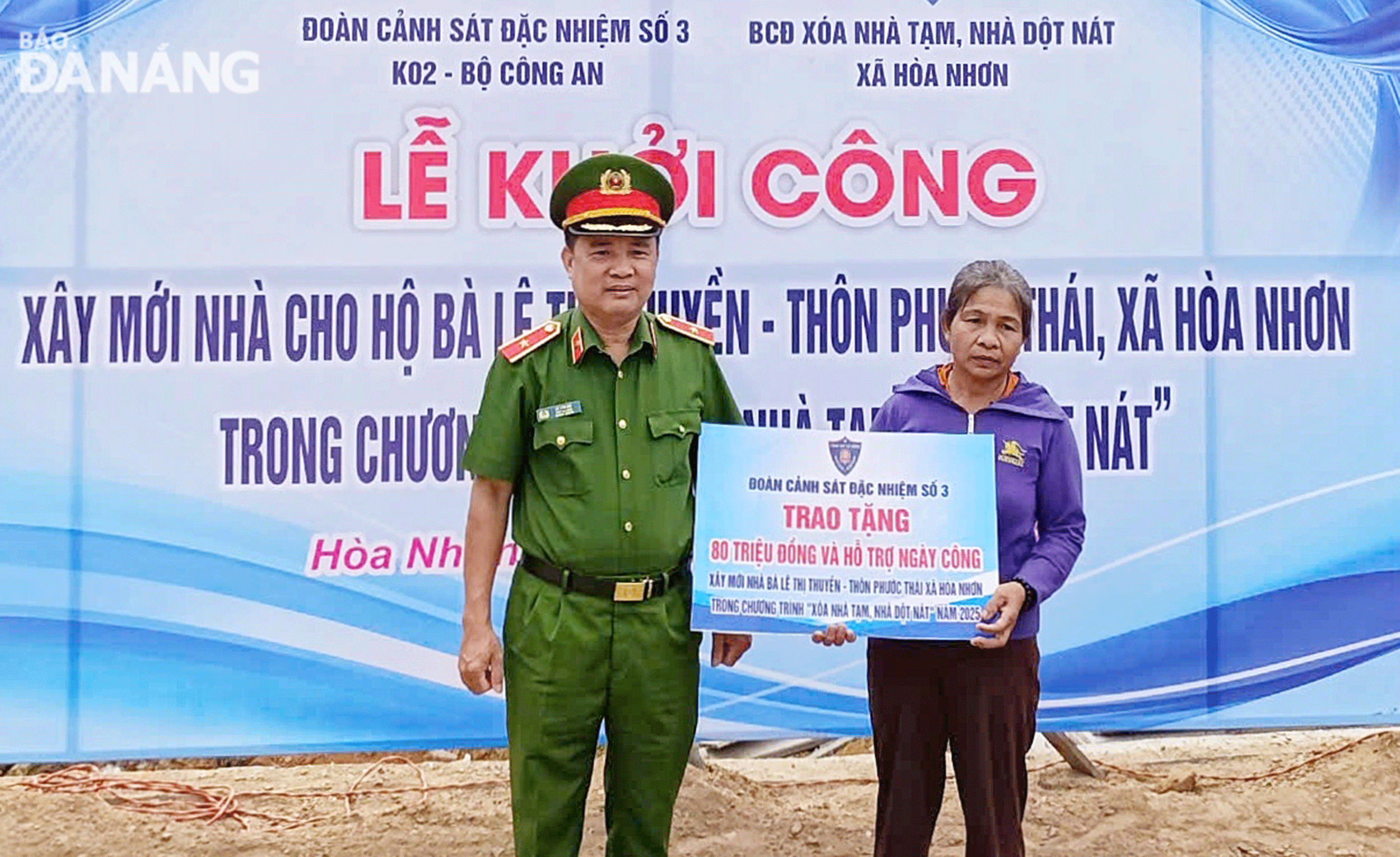 Đoàn Cảnh sát đặc nhiệm số 3, Bộ Công an trao kinh phí và ngày công hỗ trợ xây nhà mới cho hộ nghèo tại xã Hòa Nhơn (huyện Hòa Vang). Ảnh: LAM PHƯƠNG