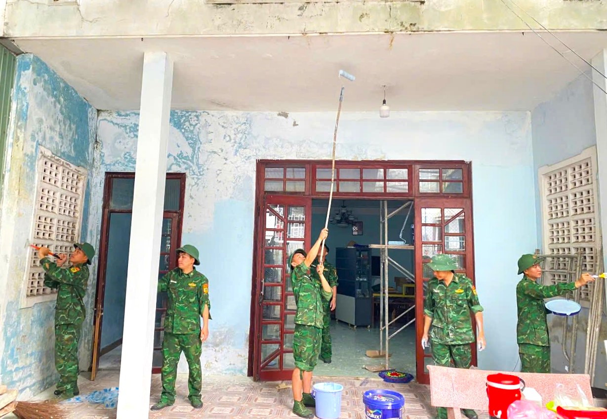 Cán bộ, chiến sĩ Đồn Biên phòng Phú Lộc hỗ trợ ngày công giúp sửa chữa nhà cho bà Nguyễn Thị Sáu (quận Thanh Khê). Ảnh: LAM PHƯƠNG