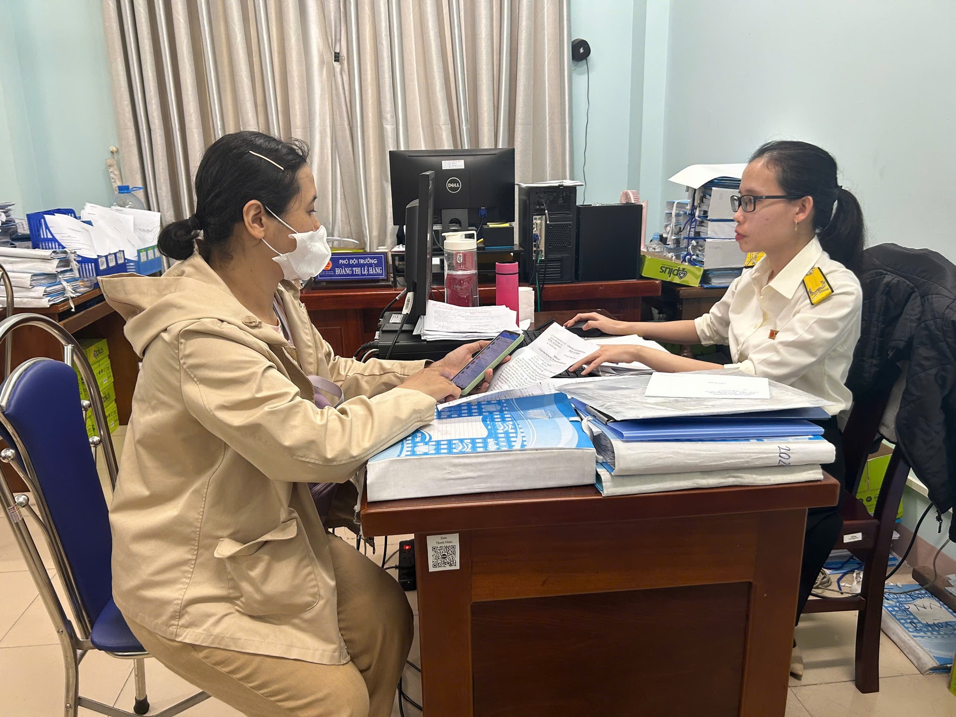 Người dân làm thủ tục thuế tại Đội Thuế khu vực Sơn Trà - Ngũ Hành Sơn. Ảnh: VIỆT ÂN