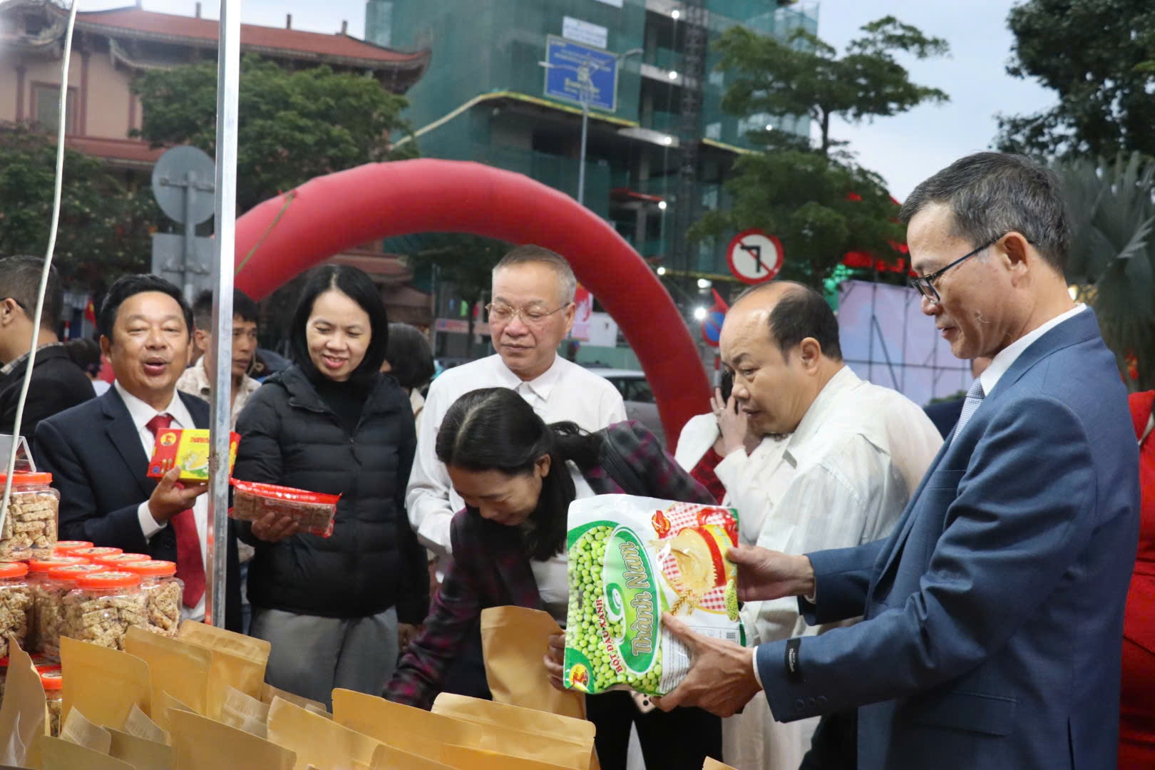 Liên minh Hợp tác xã thành phố tổ chức “Phiên chợ sản phẩm hợp tác xã lần thứ 1 - 2025” với sự tham gia của 19 Liên minh Hợp tác xã các địa phương.  Ảnh: TRẦN TRÚC