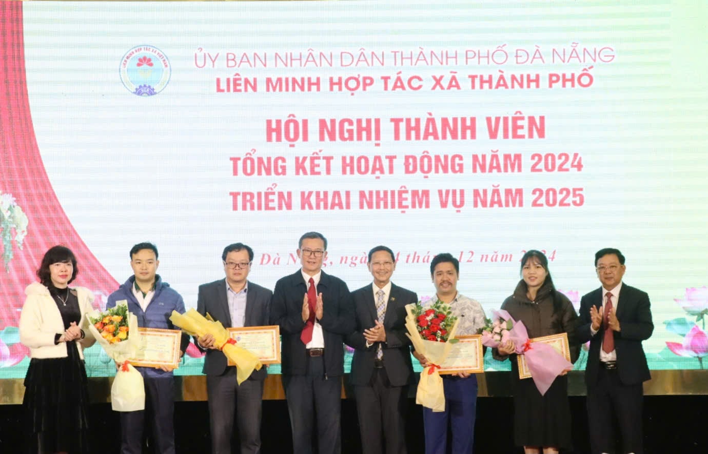 Liên minh Hợp tác xã thành phố trao quyết định kết nạp thành viên mới năm 2024.  Ảnh: TRẦN TRÚC