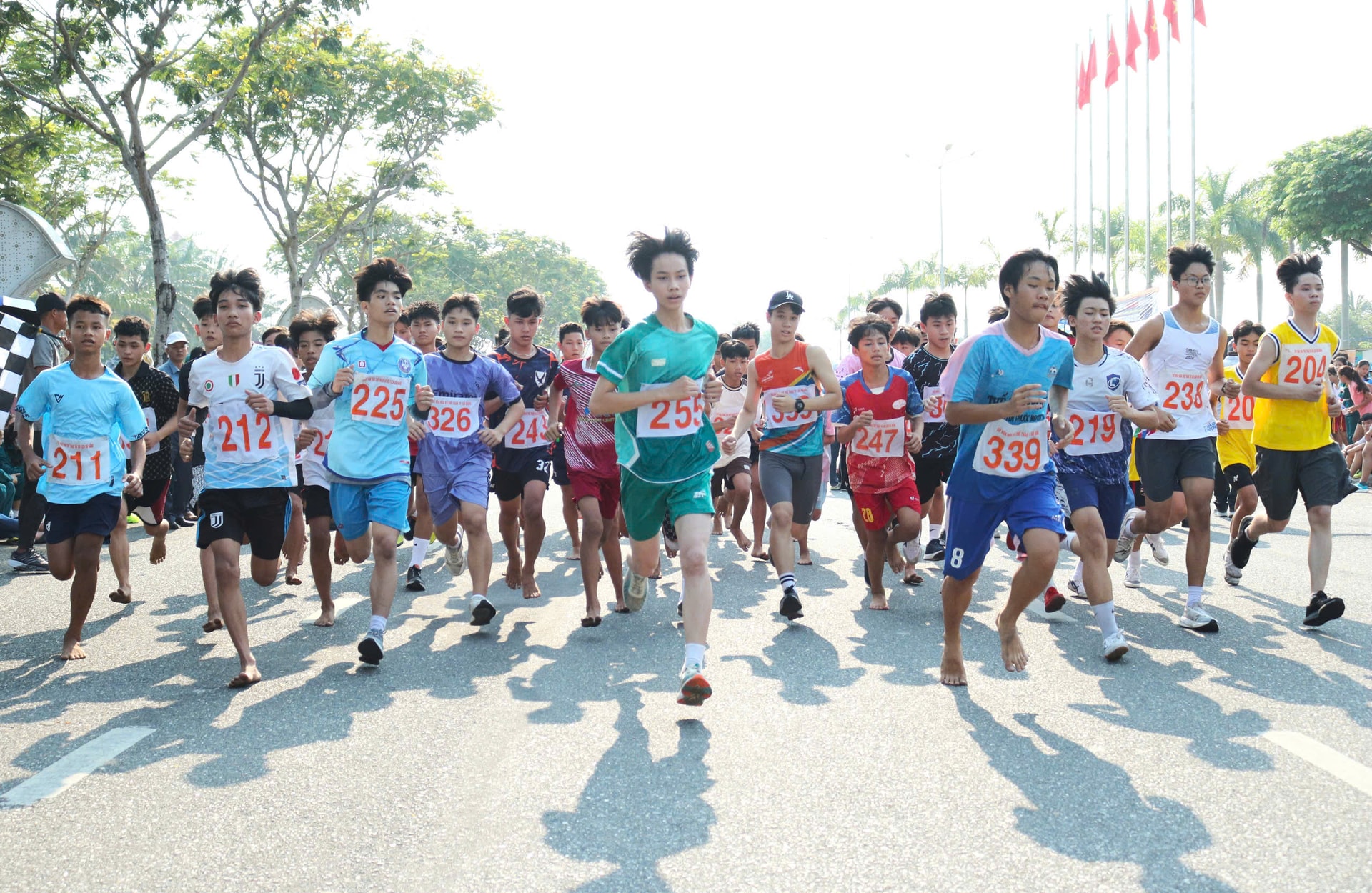 Tổ chức điều hòa, hướng dẫn giao thông tại các khu vực, tuyến, chốt, giao lộ, nút giao thông trọng điểm thuộc lộ trình tổ chức thi đấu. ẢNH: N.Q