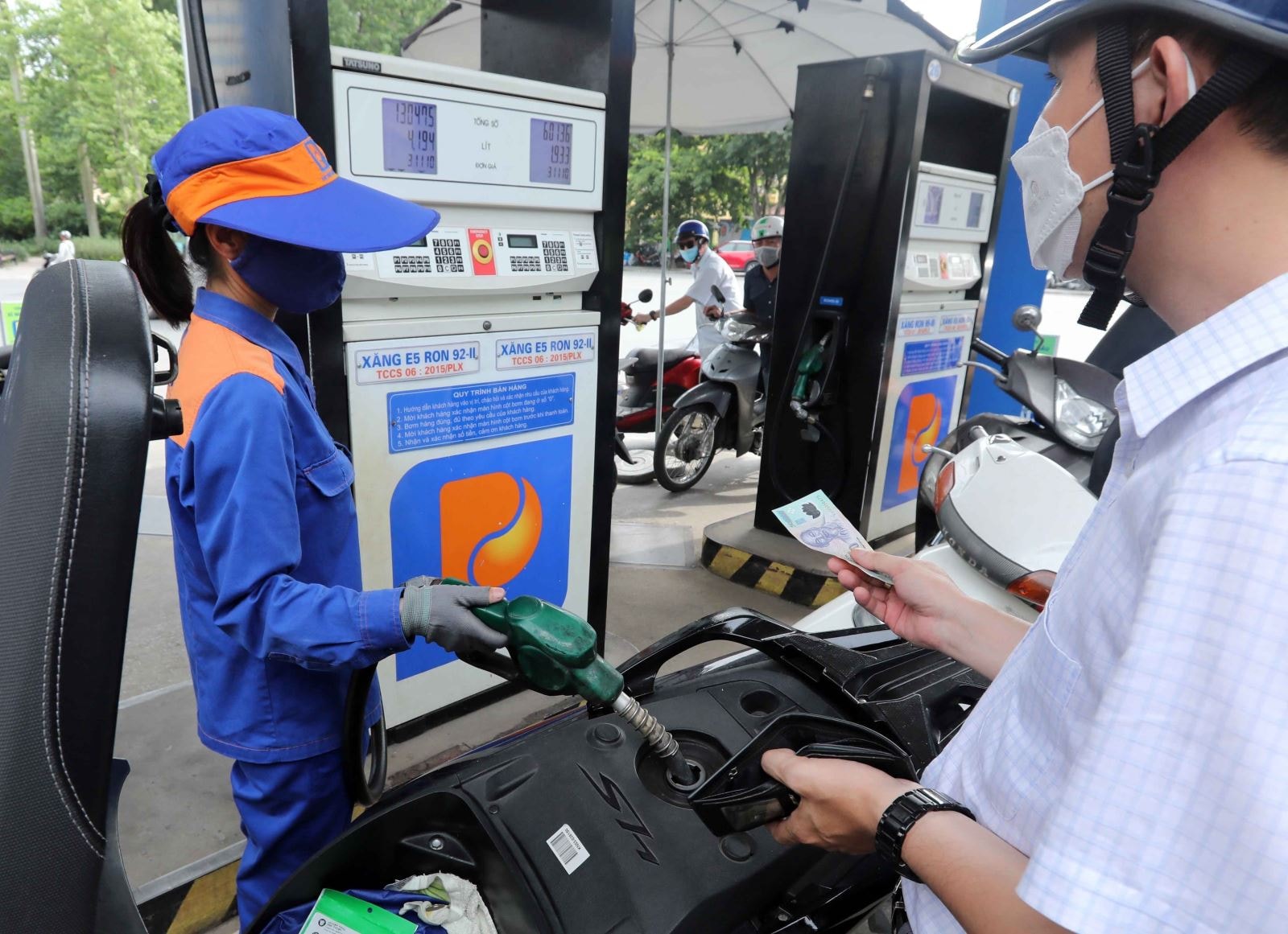 Giá xăng dầu hôm nay 11/4/2025: Trong nước và thế giới cùng giảm mạnh