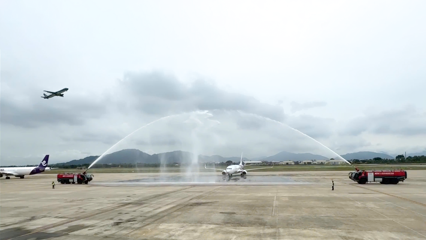 Sân bay Đà Nẵng có tiềm năng, lợi thế trong phát triển ngành logistics hàng không và dịch vụ vận chuyển chất lượng cao.  Trong ảnh: Nghi thức đón chuyến bay đầu tiên của Hãng hàng không Malaysia Airlines từ Kuala Lumpur đến Đà Nẵng. Ảnh: GIA PHÚC