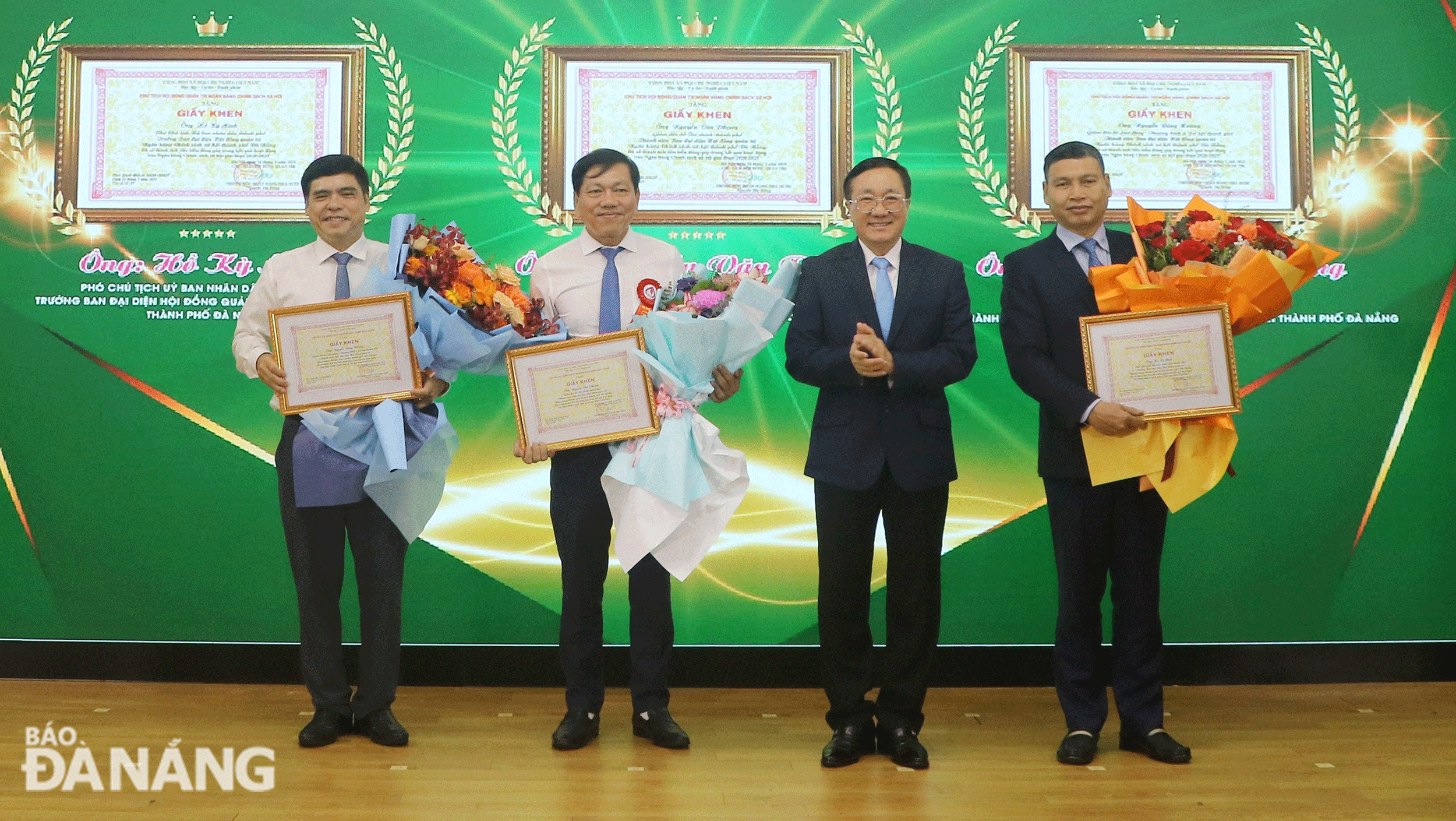 Tổng giám đốc Ngân hàng Chính sách xã hội Việt Nam Dương Quyết Thắng (thứ 2, bên phải sang) tặng giấy khen cho 3 cá nhân là thành viên Ban đại diện Hội đồng quản trị Ngân hàng Chính sách xã hội  thành phố. Ảnh: M.QUẾ