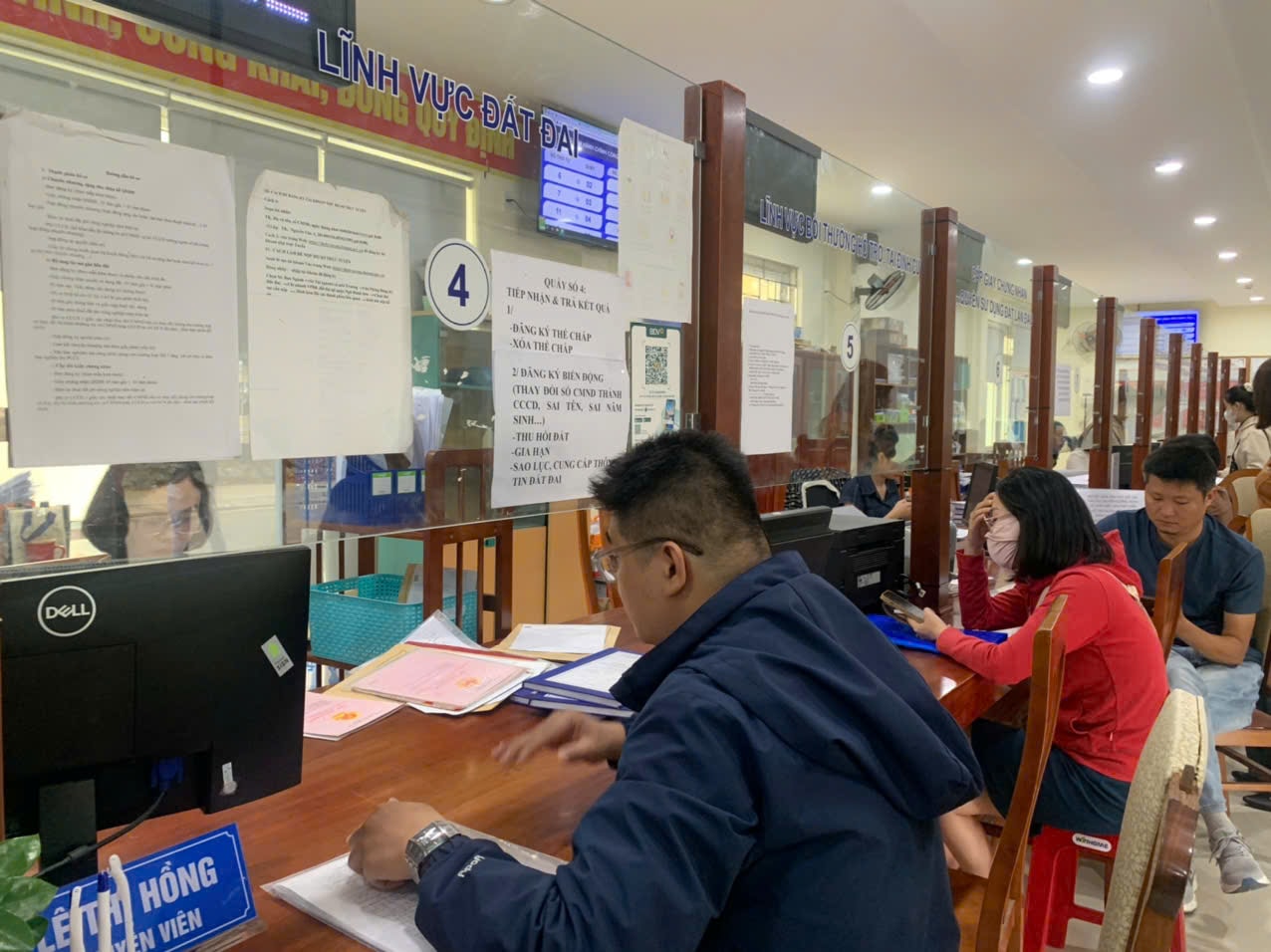 Người dân nộp hồ sơ, làm thủ tục đăng ký đất đai tại Chi nhánh Văn phòng Đăng ký đất đai quận Ngũ Hành Sơn vào sáng 9-4. Ảnh: HOÀNG HIỆP