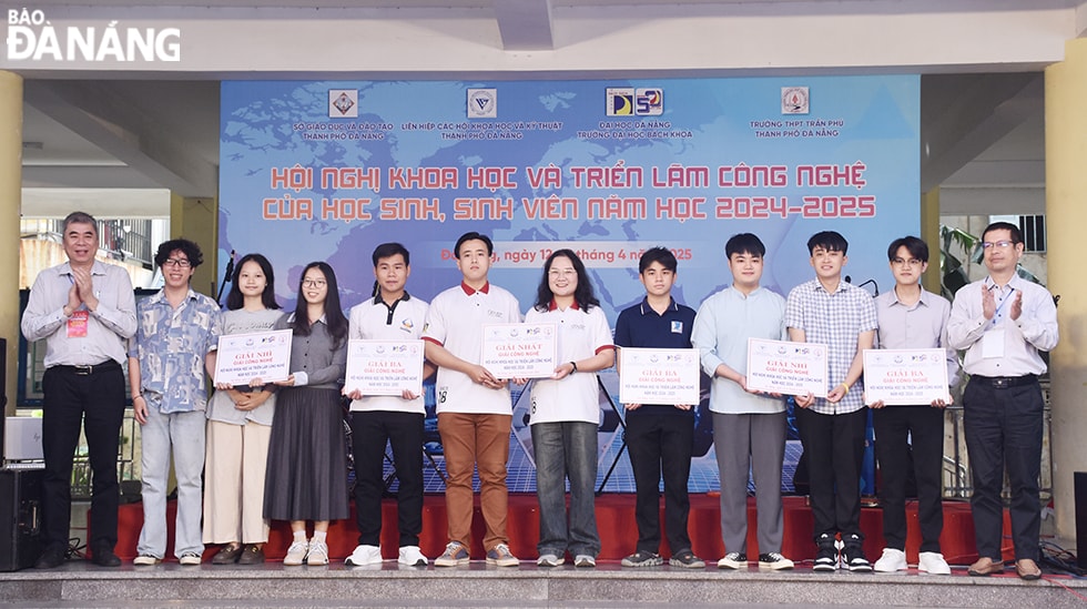 Ban tổ chức trao giải Ý tưởng cho các sản phẩm tham gia Triển lãm công nghệ của học sinh, sinh viên  năm 2024-2025. Ảnh: THU HÀ.