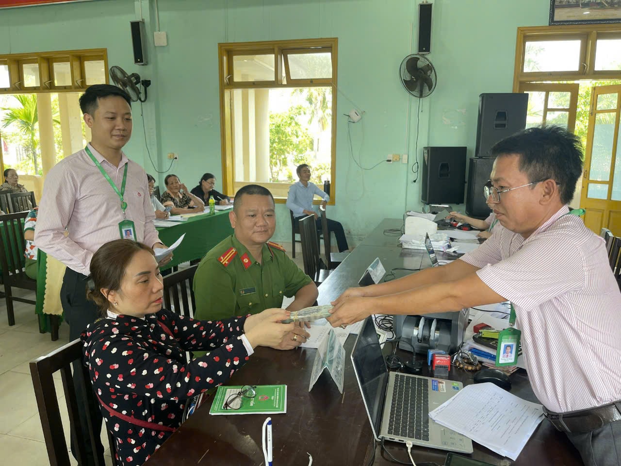 Giải ngân vốn tín dụng chính sách. Ảnh VĂN PHIN