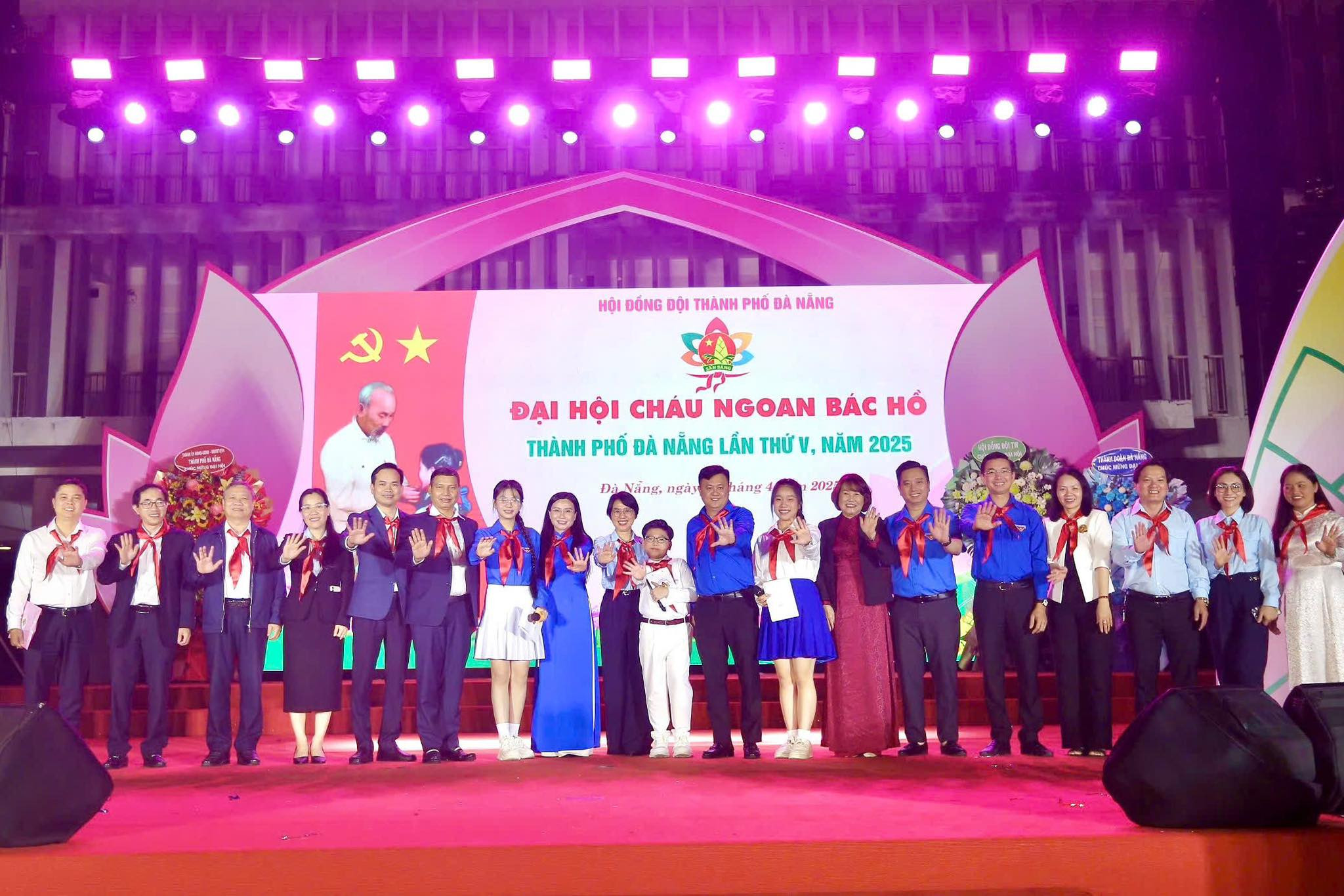 Đại hội cháu ngoan Bác Hồ thành phố Đà Nẵng lần thứ V, năm 2025 là dịp tuyên dương, khen thưởng những tấm gương đội viên chăm ngoan, học giỏi, có nhiều thành tích nổi bật, tích cực tham gia các hoạt động phong trào Đội. Ảnh: KHÁNH NGÂN