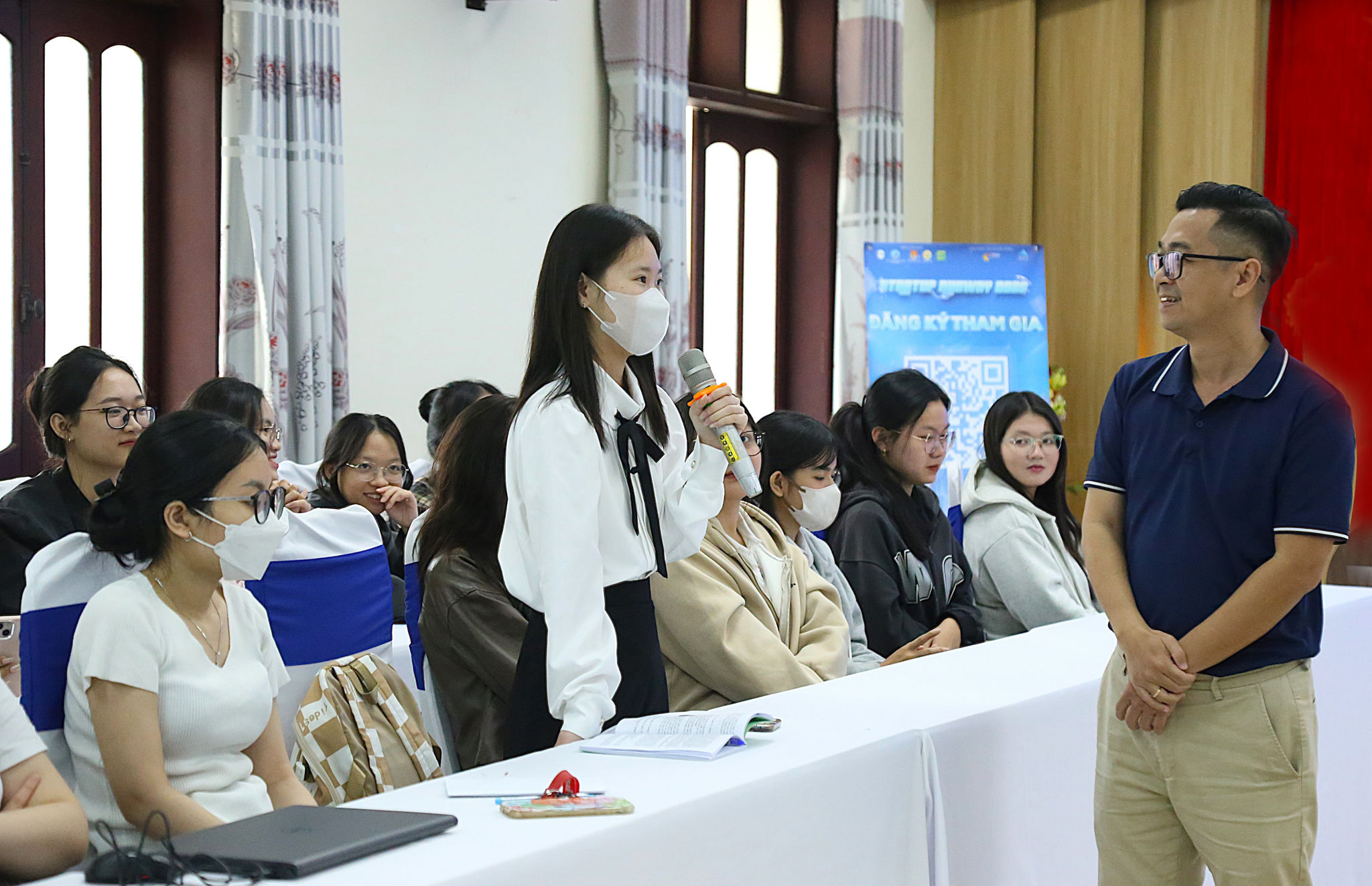 Sinh viên Trường Đại học Kinh tế (Đại học Đà Nẵng) tham gia trao đổi với chuyên gia tại chương trình talkshow truyền cảm hứng cho cuộc thi Startup Runway 2025. Ảnh: NHẬT HẠ