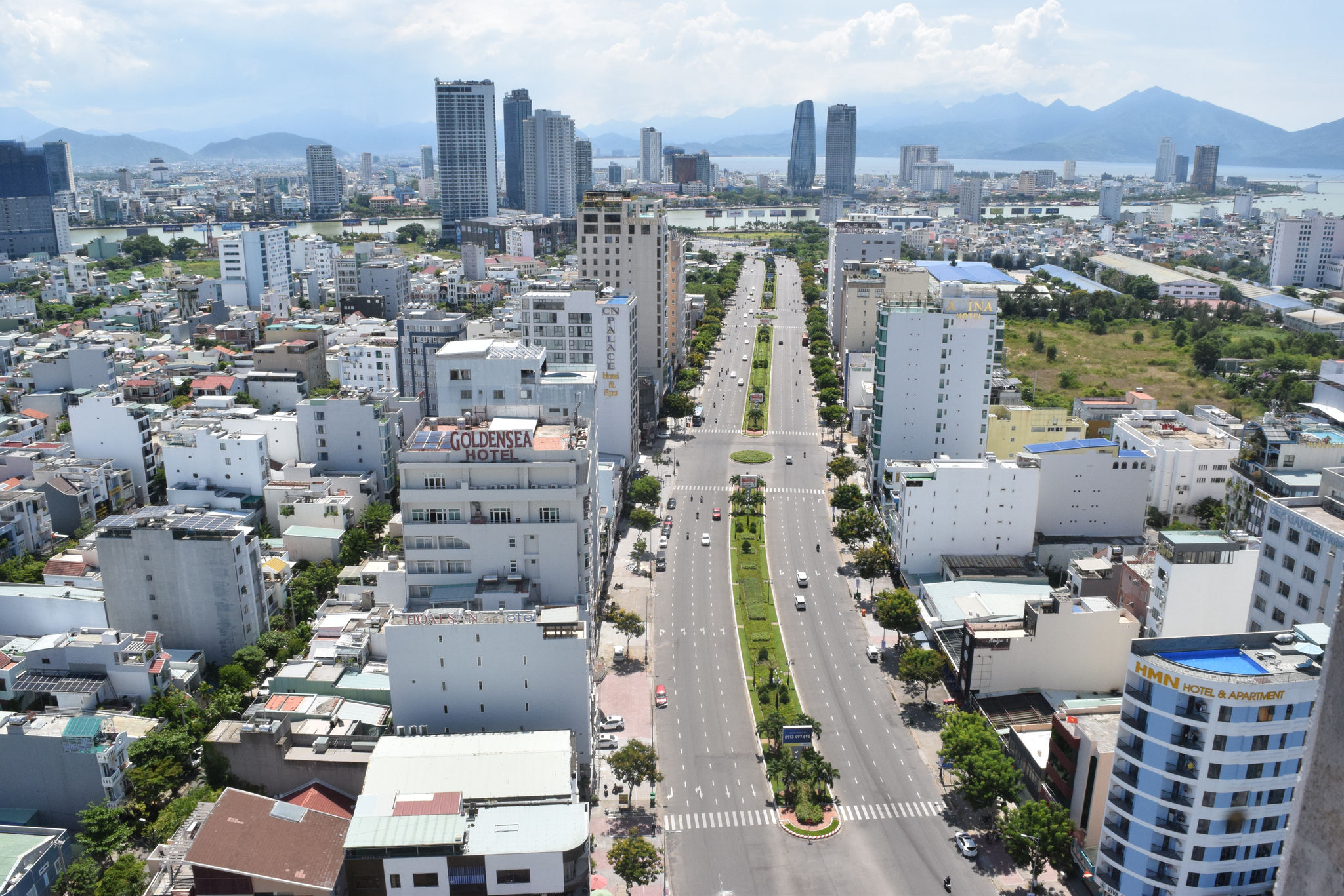 Một số khu đất, lô đất trên trục đường Phạm Văn Đồng và lân cận sẽ được tổ chức đấu giá trong thời gian đến để thúc đẩy phát triển kinh tế -  xã hội và nguồn thu ngân sách. Ảnh: HOÀNG HIỆP