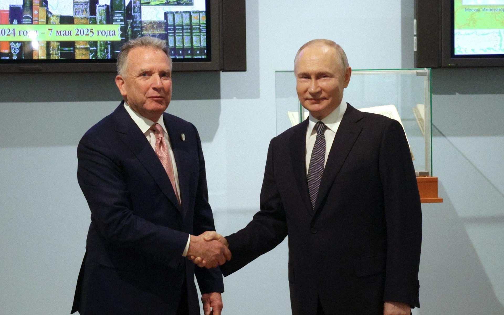 Tổng thống Nga Vladimir Putin (bên phải) tiếp Đặc phái viên Tổng thống Mỹ Steve Witkoff tại Saint Petersburg, ngày 11-4. Ảnh: AFP