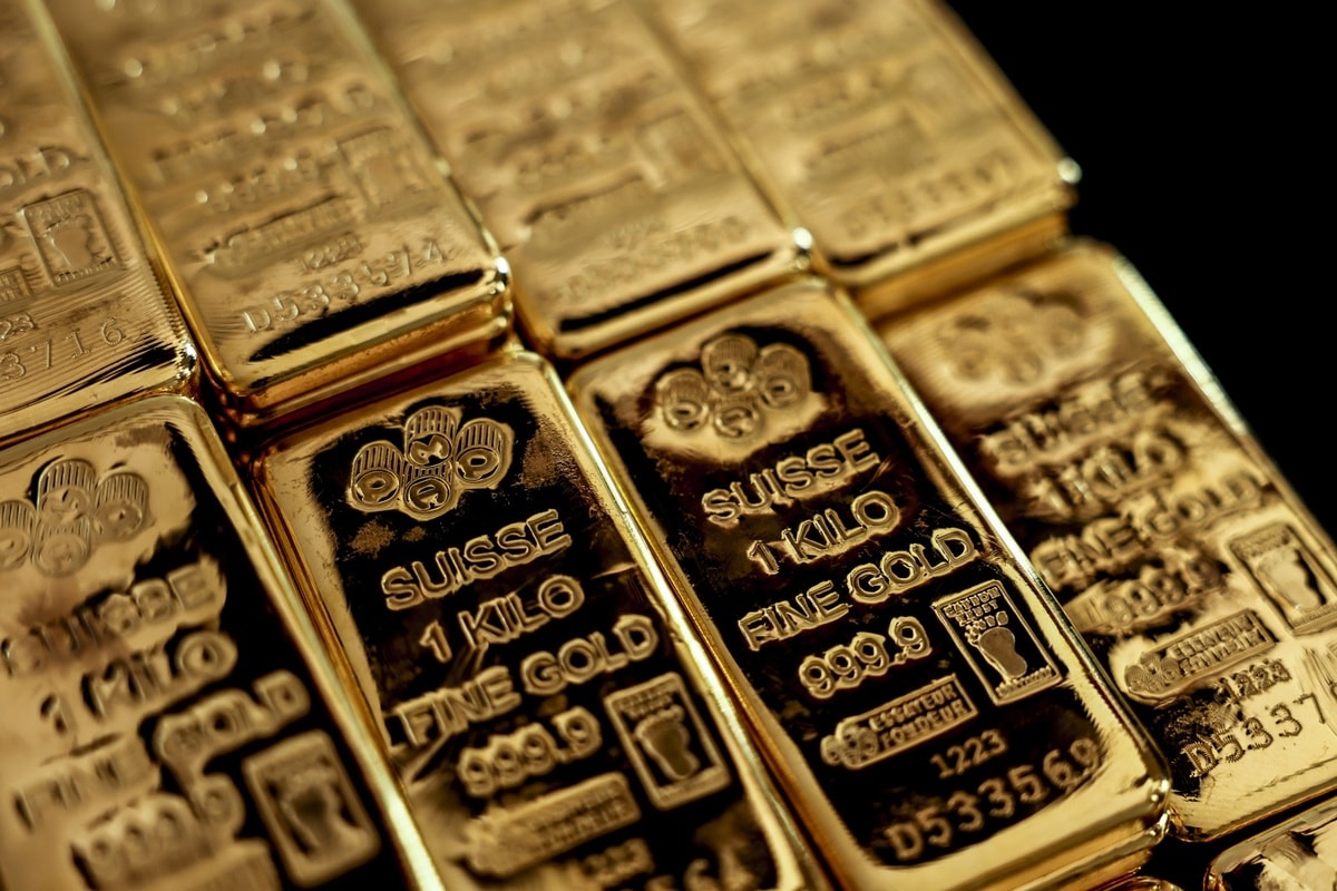 Giá vàng thế giới lập kỷ lục mới, vượt 3300 USD/ounce