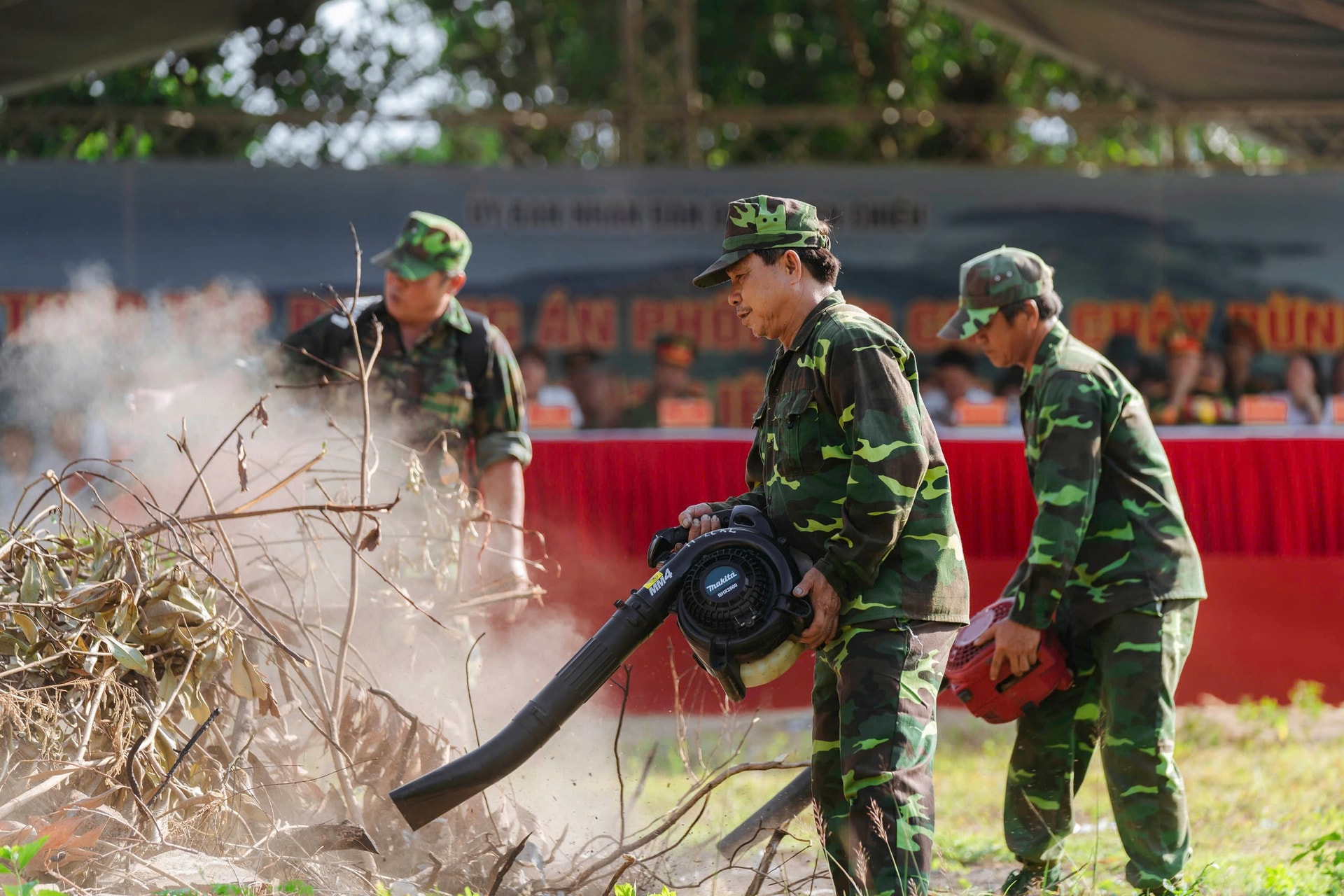 Công tác phòng cháy, chữa cháy rừng được lực lượng kiểm lâm và các đơn vị liên quan chú trọng. Trong ảnh: Thực tập phương án phòng cháy, chữa cháy rừng tại quận Liên Chiểu. Ảnh: VĂN HOÀNG