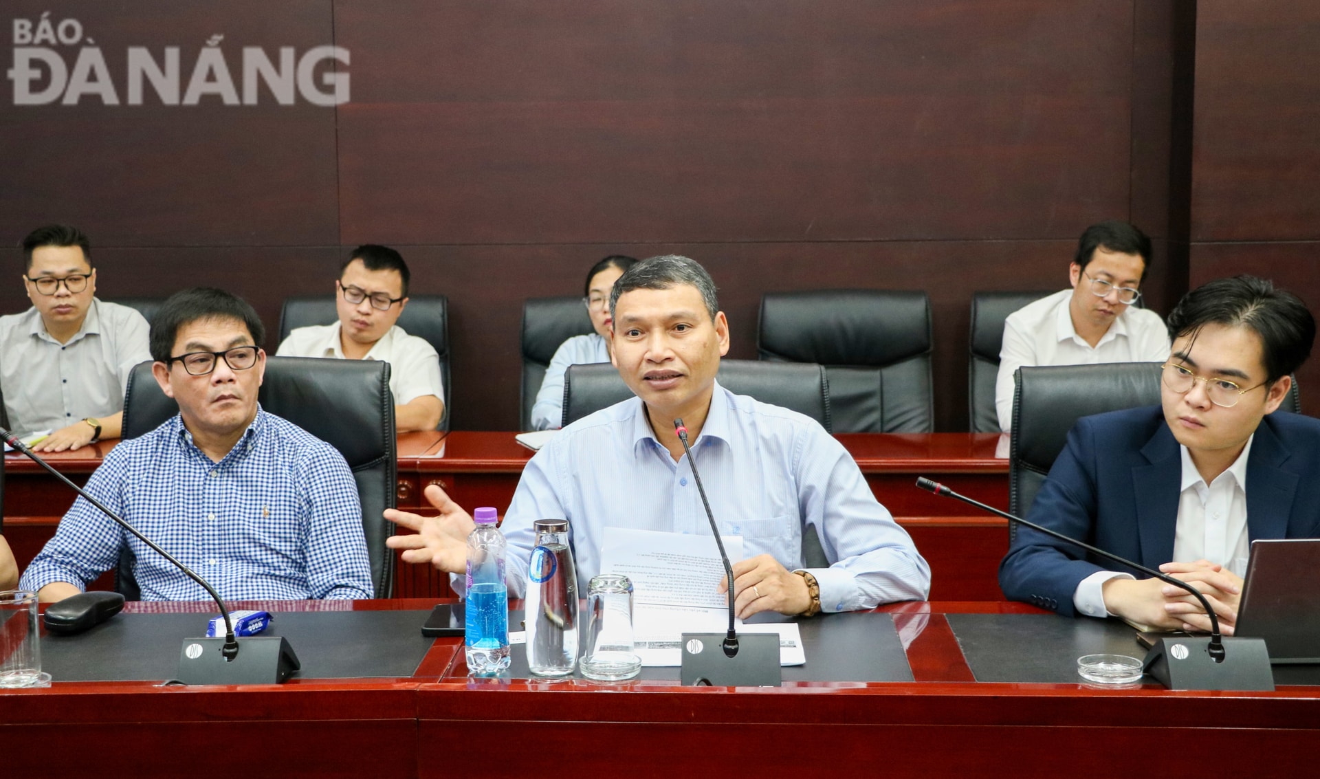 Phó Chủ tịch Thường trực UBND thành phố Hồ Kỳ Minh (giữa) trao đổi tại buổi làm việc. Ảnh: M.QUẾ