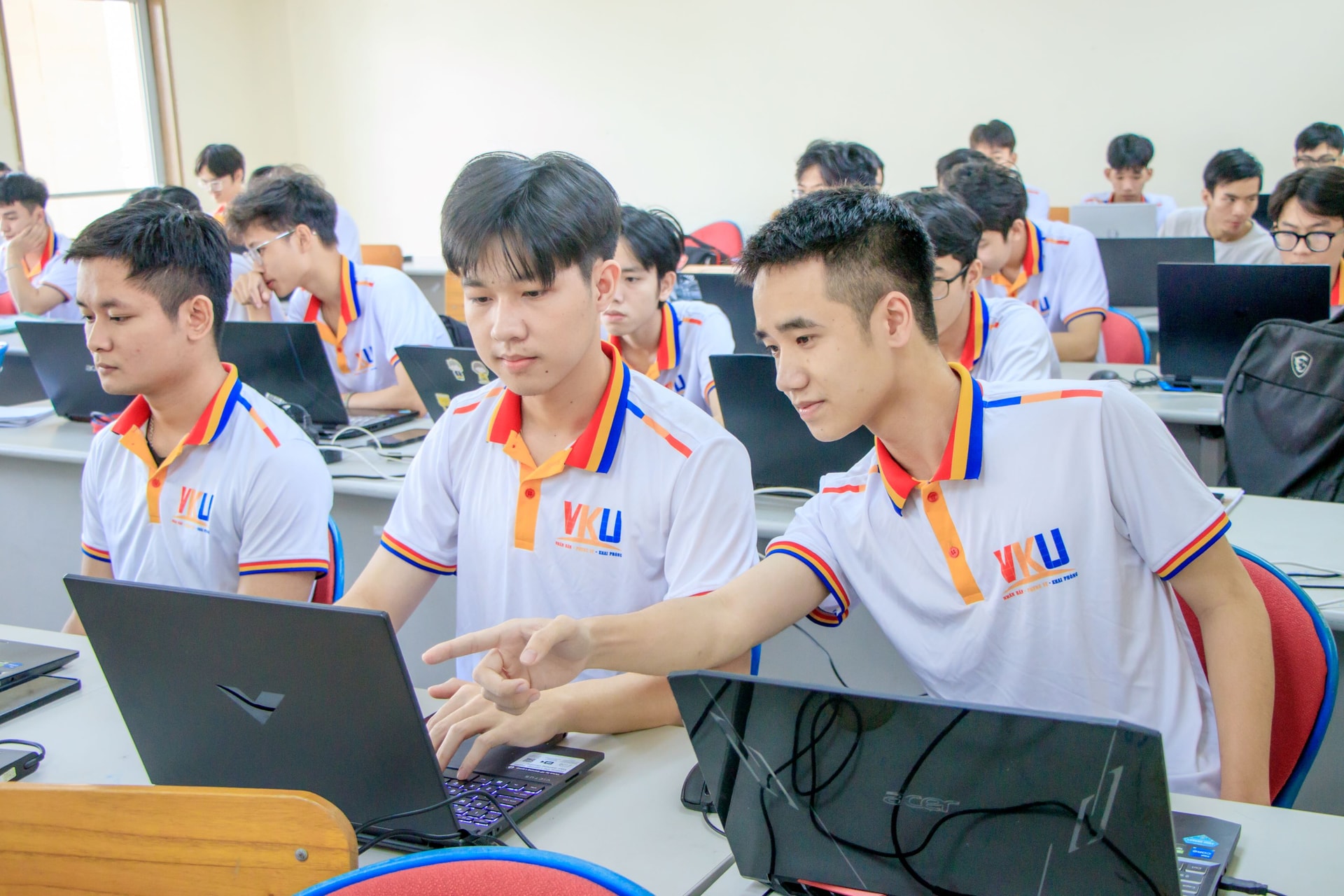 Sinh viên Trường Đại học Công nghệ thông tin và Truyền thông Việt - Hàn trong giờ học vi mạch. Ảnh: THU HÀ