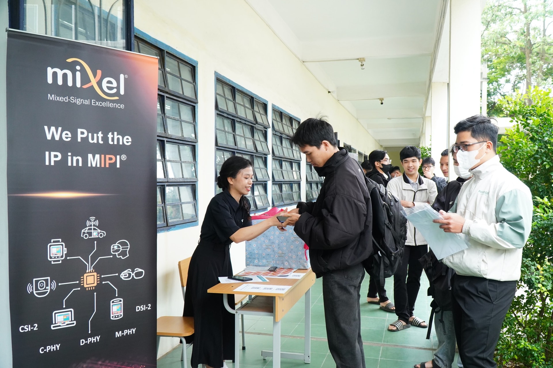Sinh viên Trường Đại học Bách khoa đăng ký xét tuyển học bổng của Công ty Mixel Việt Nam.  Ảnh: THU HÀ