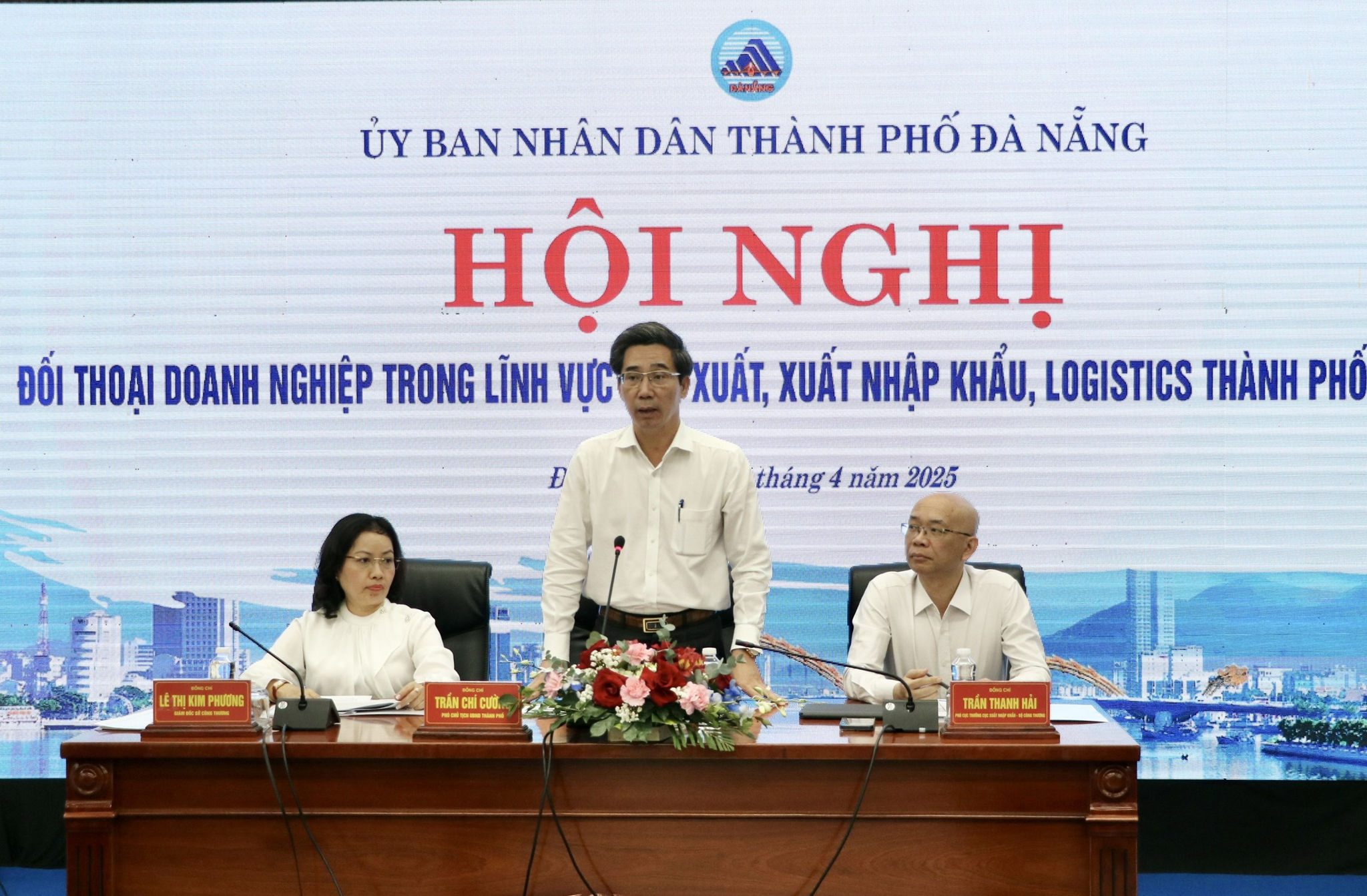 Phó Chủ tịch UBND thành phố Trần Chí Cường (giữa), Phó Cục trưởng Cục Xuất nhập khẩu (Bộ Công Thương) Trần Thanh Hải (bên phải) và Giám đốc Sở Công Thương Lê Thị Kim Phương cùng chủ trì hội nghị. Ảnh: M.QUẾ