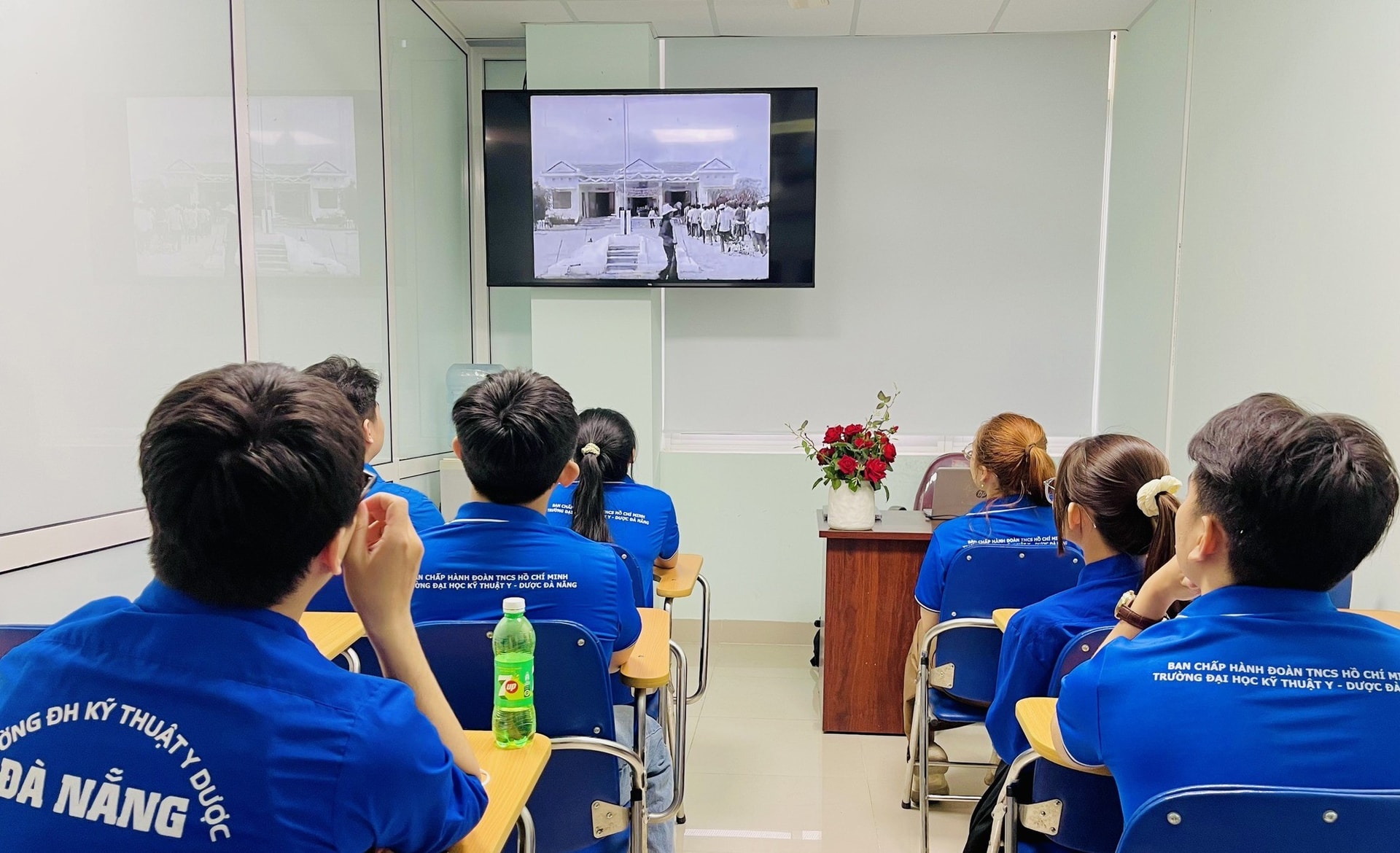 Buổi chiếu phóng sự “Đà Nẵng giải phóng” mang đến nhiều cảm giác cho sinh viên Trường Đại học Kỹ thuật Y - Dược Đà Nẵng. Ảnh: H.L