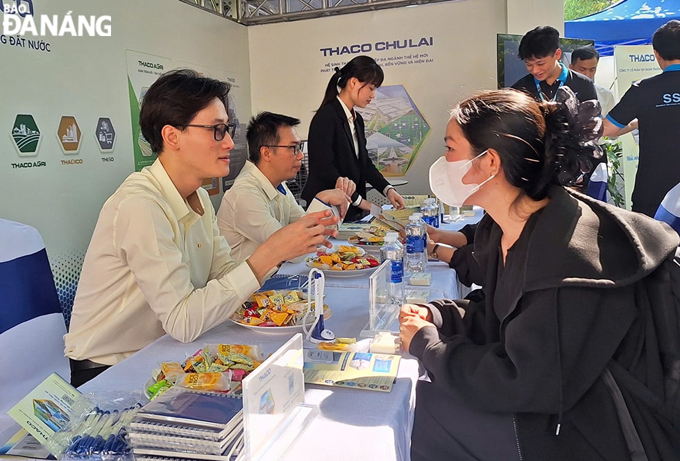 Ngày hội việc làm Bách khoa thu hút sự tham gia của hàng ngàn lượt sinh viên. Ảnh: THU HÀ