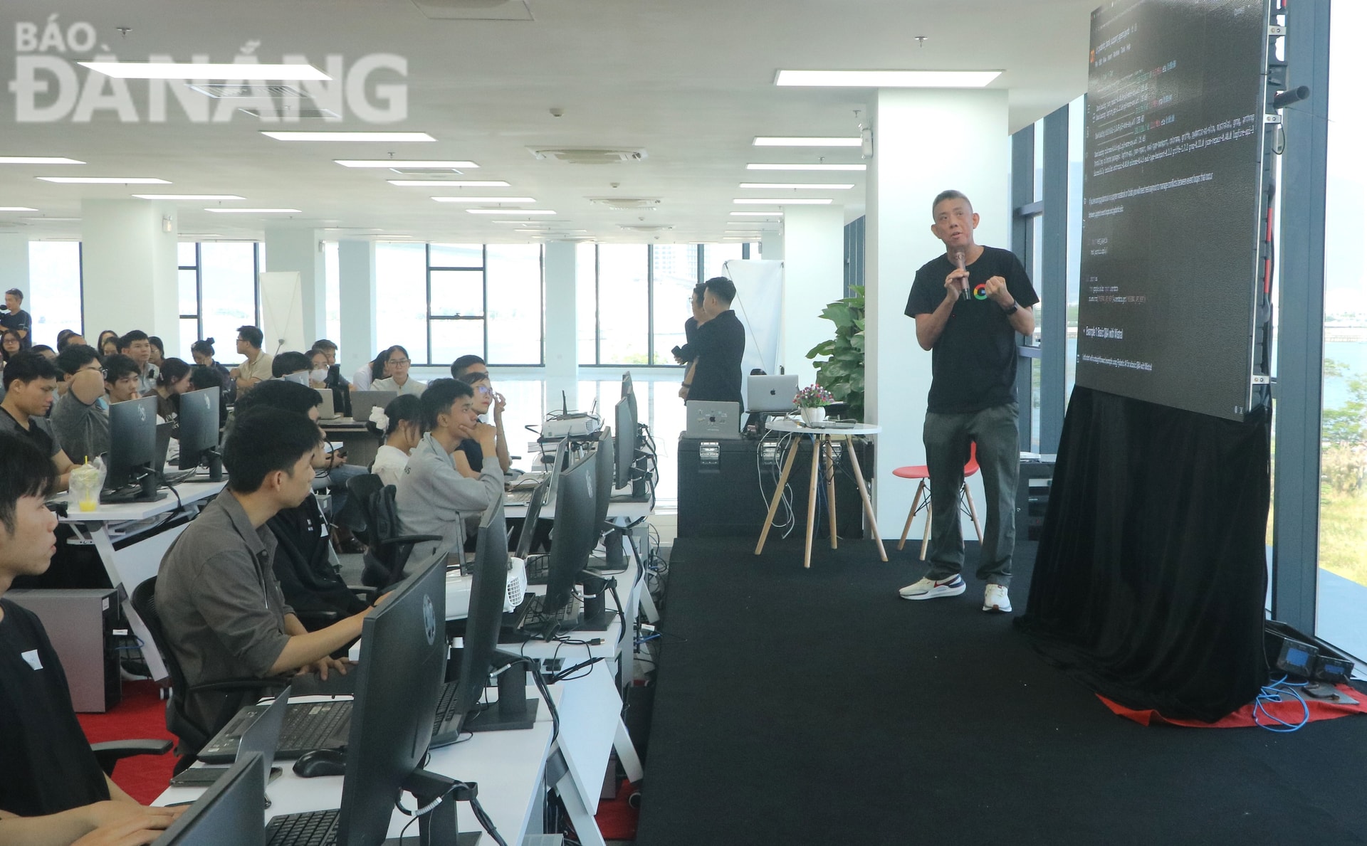Các lập trình viên lắng nghe các cập nhật về trí tuệ nhân tạo mới nhất từ chuyên gia tại sự kiện. Ảnh: M.QUẾ